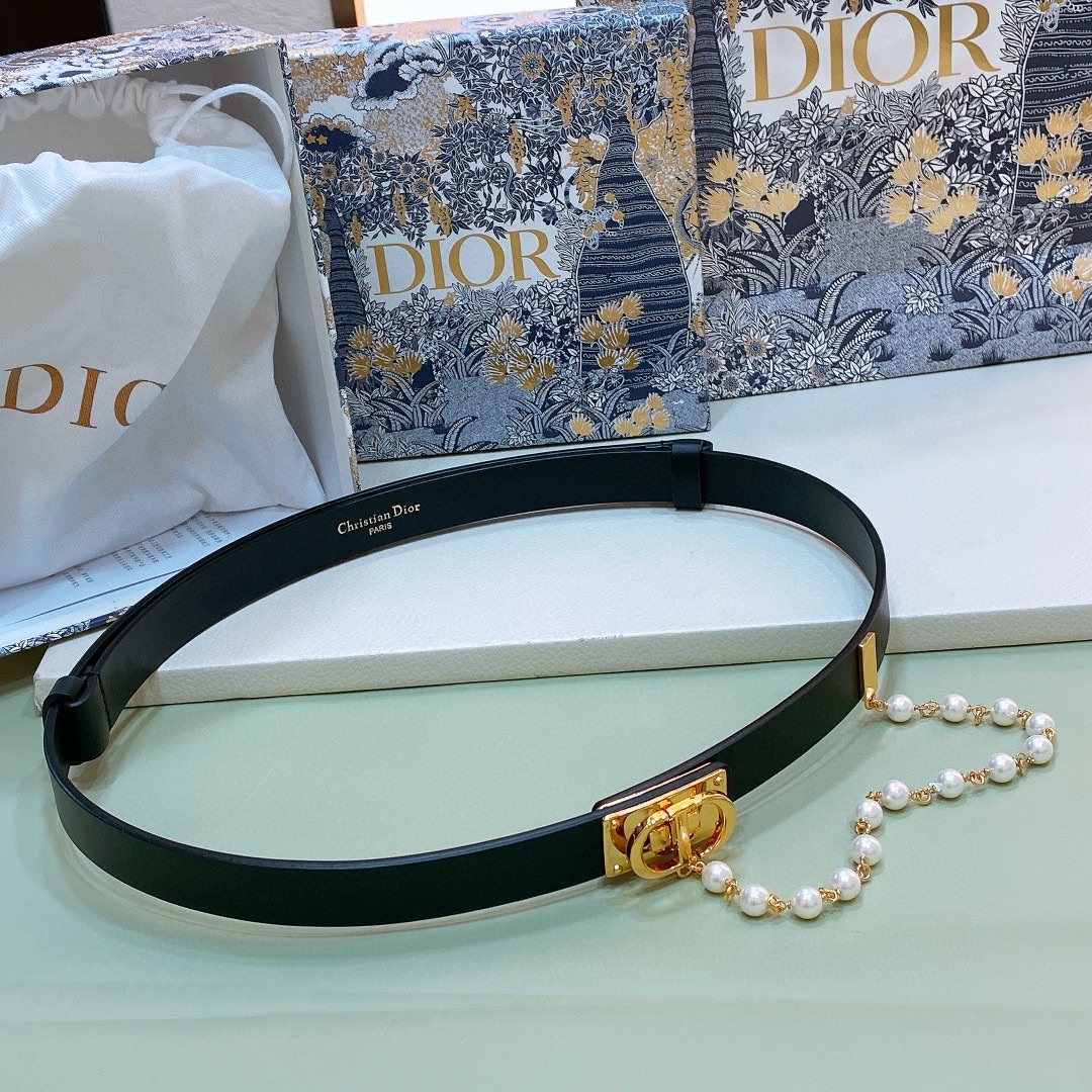 
d ior 24独家Montaigne CD 腰带扣
内侧饰以 Christian Dior Pari