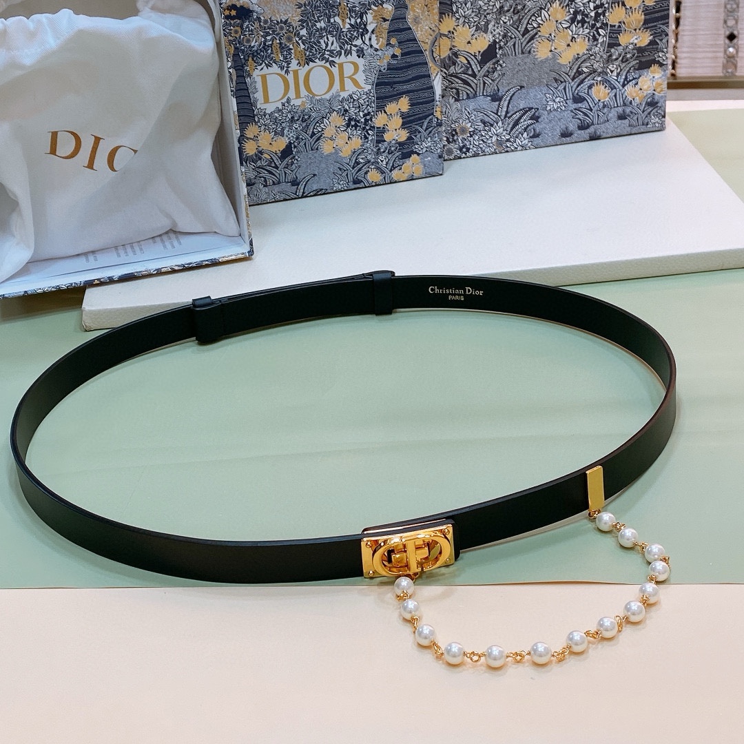 
d ior 24独家Montaigne CD 腰带扣
内侧饰以 Christian Dior Pari