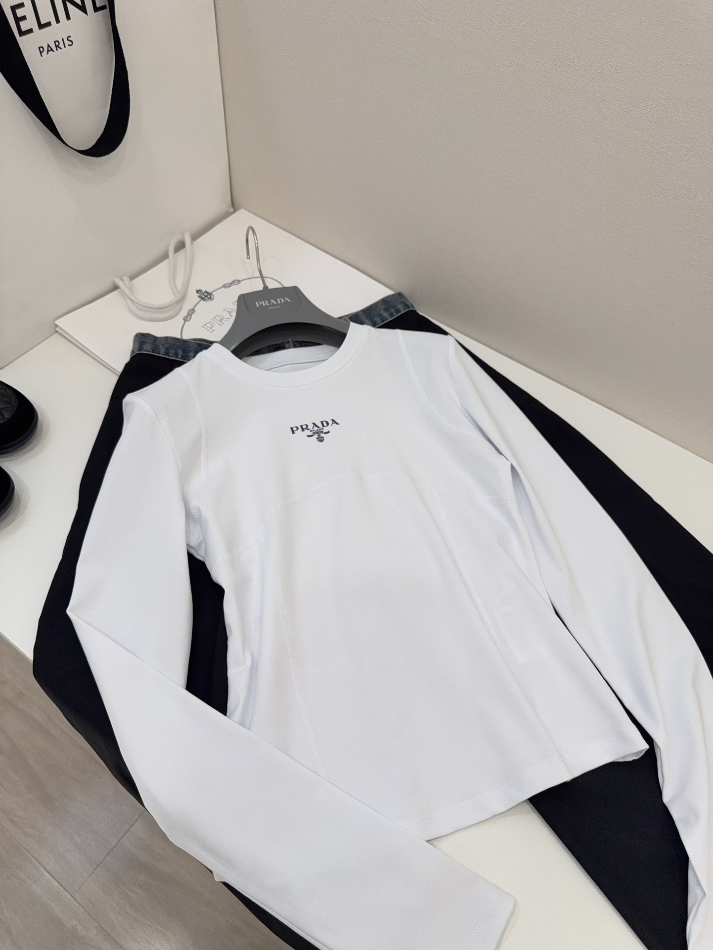 NO:328209,Not a simple long-sleeved T-piece!  !  !  The style design has been done well~ It has its own waist-hugging style, and the line design of the shoulders and chest has been added. While adding layers, it divides proportional lines, making it look extremely slimming!  !  The good style and the blessing of elastic fabrics make the upper body without any restraint, making it easy to create a slim waist!  There is no reason not to enter [Wang Chai][Wang Chai],,alexander wang19860909不是简单的一件长袖T！！！ 版型设计做足了功夫的～ 自带收腰版型,肩膀及胸部做了线条设计 增加了层次的同时,分划比例线条,显瘦超绝！！ 好版型加上弹性面料的加持,上身毫无束缚,轻松打造小蛮腰不在话下！不入没道理[旺柴][旺柴],,alexander wang,Women's clothing