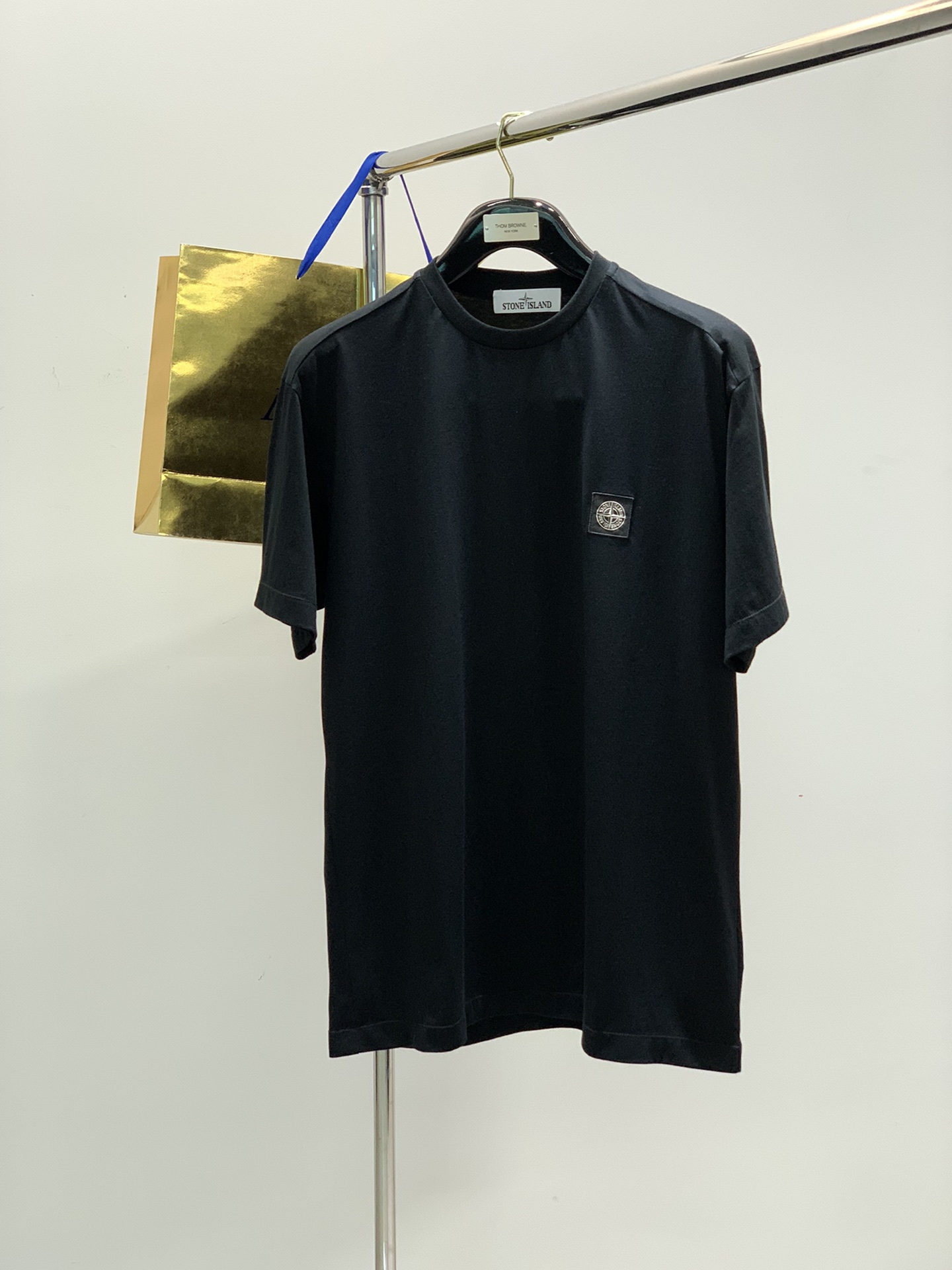 NO:136856,, Stone Island is minimalist but the lock edge is very detailed.... Light washing water is more comfortable and close to the body. Small logo embroidered short-sleeved T-shirt. Customized 32 double-stranded combed cotton fabric, which is very natural for the upper body. The washing water fabric is particularly soft and comfortable. Small embroidered LOGO elements add a sense of design to the item, full of personality. How to match it in this summer? Don’t be too handsome... Black, gray, beige and white.. Number of codes M- XXL. .m size bust 110 shoulder width 49 clothes length 72. Other size bust L114 xL118 xxL122 Shoulder width length increases by 1.3cm per size, T-shirt,tees, t-shirt,alexander wang19860909,石头岛 极简但锁边很有细节….轻洗水更舒服贴身.小logo刺绣短袖T恤.定制32支双股精梳棉面料,非常自然的上身服帖度.洗水面料特别柔软舒适.小刺绣LOGO元素为单品增添设计感,个性十足,在这个夏日里怎么搭怎么好看,上身不要太帅哦…… 黑、灰 米白三色 ..码数M- XXL. .m码胸围110 肩宽49 衣长72.其他码胸围L114 xL118 xxL122 肩宽衣长每码递增1.3cm,,T-shirt,tees，t-shirt,alexander wang,Men's clothing