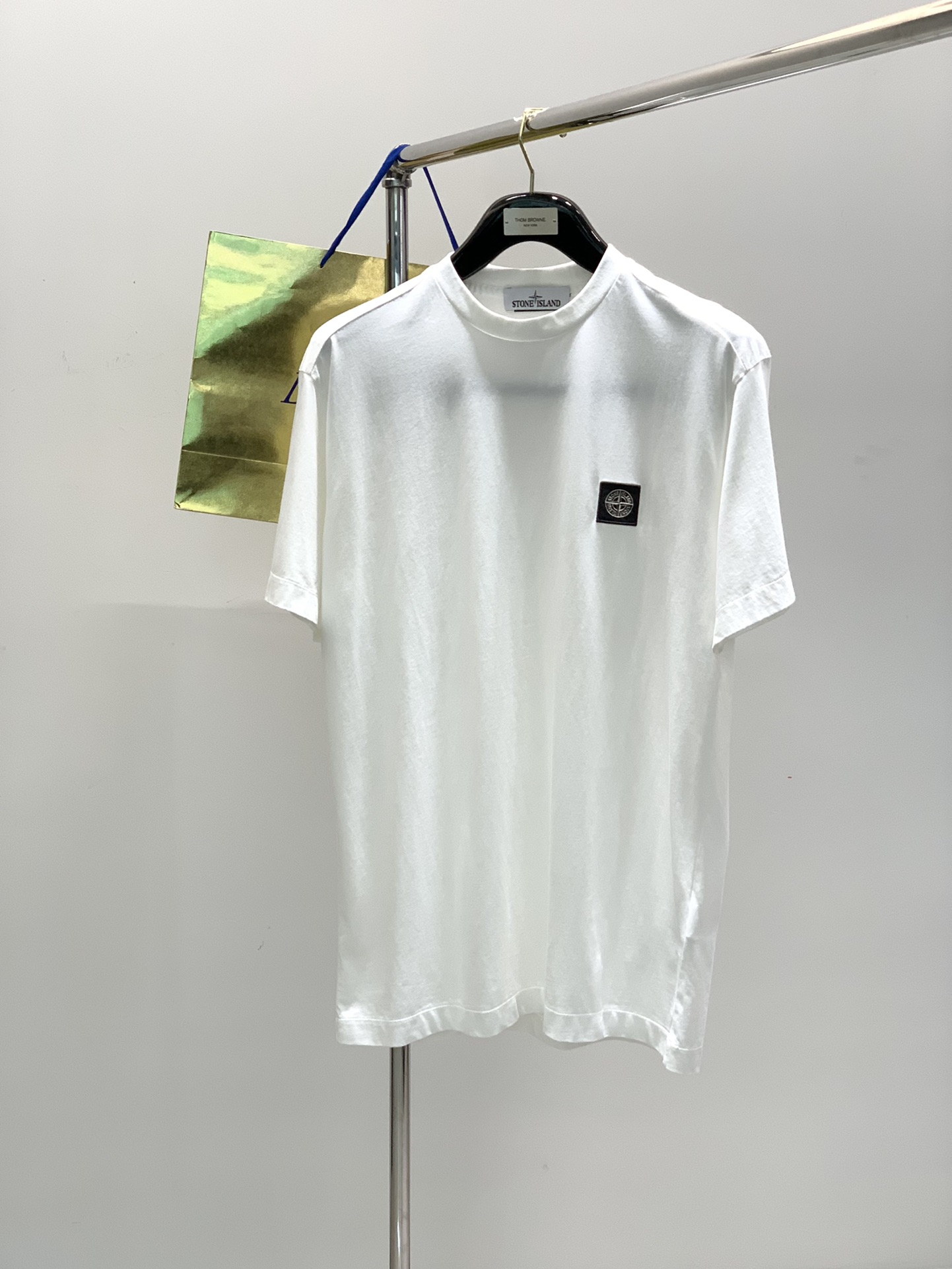 NO:136854,,, Stone Island is minimalist but the lock edge is very detailed.... Light washing water is more comfortable and close to the body. Small logo embroidered short-sleeved T-shirt. Customized 32 double-stranded combed cotton fabric, which is very natural for the upper body. The washing water fabric is particularly soft and comfortable. Small embroidered LOGO elements add a sense of design to the item, full of personality. How to match it in this summer? Don’t be too handsome... Black, gray, beige and white.. Number of codes M- XXL. .m size bust 110 shoulder width 49 clothes length 72. Other size bust L114 xL118 xxL122 Shoulder width length increases by 1.3cm per size, T-shirt,tees, t-shirt,alexander wang19860909,,石头岛 极简但锁边很有细节….轻洗水更舒服贴身.小logo刺绣短袖T恤.定制32支双股精梳棉面料,非常自然的上身服帖度.洗水面料特别柔软舒适.小刺绣LOGO元素为单品增添设计感,个性十足,在这个夏日里怎么搭怎么好看,上身不要太帅哦…… 黑、灰 米白三色 ..码数M- XXL. .m码胸围110 肩宽49 衣长72.其他码胸围L114 xL118 xxL122 肩宽衣长每码递增1.3cm,,T-shirt,tees，t-shirt,alexander wang,Men's clothing