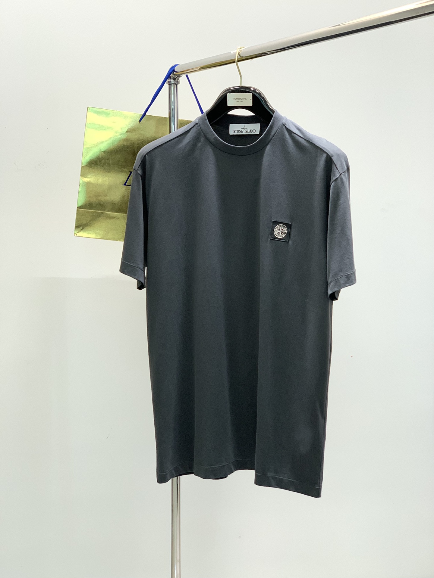 NO:136852,, Stone Island is minimalist but the lock edge is very detailed.... Light washing water is more comfortable and close to the body. Small logo embroidered short-sleeved T-shirt. Customized 32 double-stranded combed cotton fabric, which is very natural for the upper body. The washing water fabric is particularly soft and comfortable. Small embroidered LOGO elements add a sense of design to the item, full of personality. How to match it in this summer? Don’t be too handsome... Black, gray, beige and white.. Number of codes M- XXL. .m size bust 110 shoulder width 49 clothes length 72. Other size bust L114 xL118 xxL122 Shoulder width length increases by 1.3cm per size, T-shirt,tees, t-shirt,alexander wang19860909,石头岛 极简但锁边很有细节….轻洗水更舒服贴身.小logo刺绣短袖T恤.定制32支双股精梳棉面料,非常自然的上身服帖度.洗水面料特别柔软舒适.小刺绣LOGO元素为单品增添设计感,个性十足,在这个夏日里怎么搭怎么好看,上身不要太帅哦…… 黑、灰 米白三色 ..码数M- XXL. .m码胸围110 肩宽49 衣长72.其他码胸围L114 xL118 xxL122 肩宽衣长每码递增1.3cm,,T-shirt,tees，t-shirt,alexander wang,Men's clothing