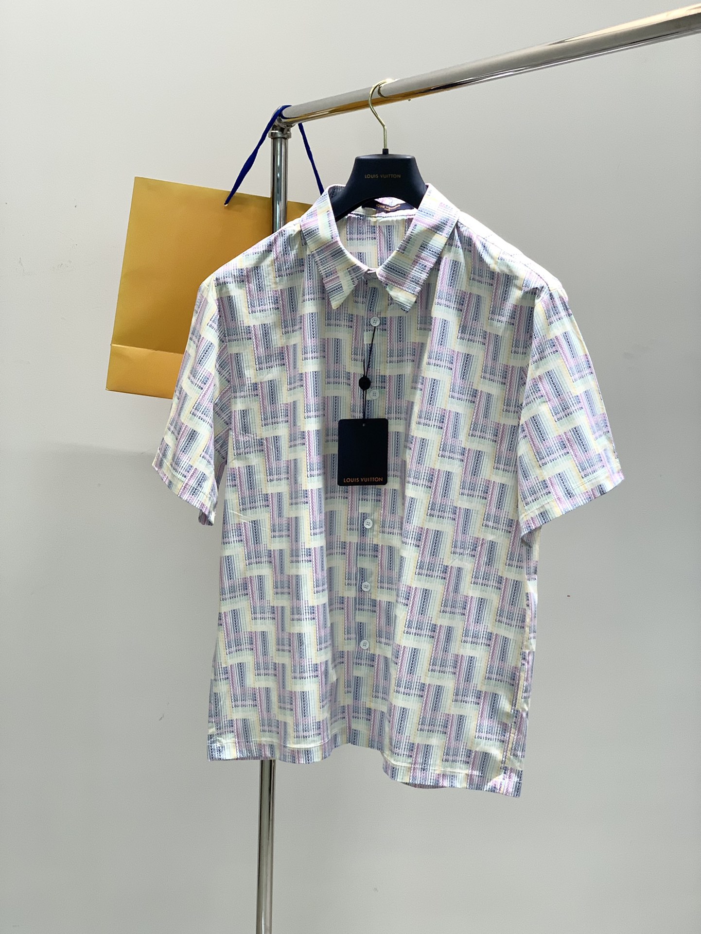 NO:136889,,LouisVuitton, the latest summer model, available at the counter at the same time, original singles, fashionable and casual short-sleeved shirt, very distinctive on the upper body!  Eye-catching and highlighted, imported original fabric, top-level printed craft letter pattern decorative logo, simple but not lacking in fashion, classic and atmospheric, comfortable and breathable, handsome and stylish on the upper body, S-XL,, louis vuitton, louis vuitton,shirts, T-shirt, alexander wang19860909,LouisVuitton 路易威登,夏季最新款,专柜同步有售,原单狠货,时尚休闲短袖衬衫,上身很有特点！吸睛而有亮点,进口原版面料,顶级印花工艺字母图案装饰Logo,简单而不失时尚,经典大气,舒适透气,上身帅气有型,码数S-XL,,louis vuitton,louis vuitton,shirts,T-shirt,alexander wang,Men's clothing