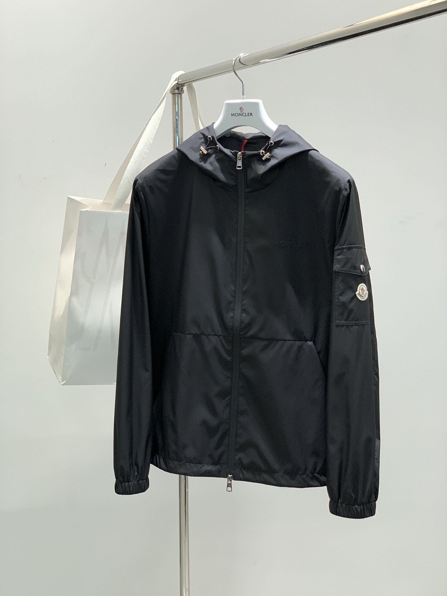 NO:136848,,Moncler cover, the latest spring product, available at the same time for counters, original singles, fashionable casual jackets, comfortable upper body!  Eye-catching and highlighting, using imported original fabrics, top-grade embroidery craft letter pattern logo, original hardware and accessories decoration, simple but not lacking in fashion, fashionable and handsome upper body, code M-3XL, christian louboutin, Moncler, jackets & coats, jackets & coats, alexander wang19860909,Moncler 蒙口,春季最新品,专柜同步有售,原单狠货,时尚休闲夹克外套,上身舒适！吸睛而有亮点,采用进口原版面料,顶级刺绣工艺字母图案logo,原版五金辅料装饰,简单而不失时尚,上身时尚帅气,码数M-3XL,,christian louboutin,Moncler,jackets & coats,jackets & coats,alexander wang,Men's clothing