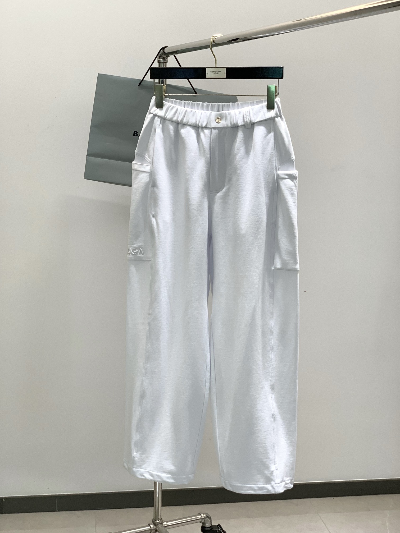 NO:141025,,Balenciaga Balenciaga, the latest products in spring 2025, the counter is available at the same time, original single goods, fashionable casual pants, imported original washing elastic fabric, comfortable and elastic, top-grade embroidery craft letter pattern logo, original hardware and auxiliary decoration, super positive style, comfortable and breathable, counter quality, handsome and stylish upper body, complete three standards, 2 colors recommended, code number M-3XL,,balenciaga,balenciaga,alexander wang19860909,Balenciaga 巴黎世家,2025春季最新品,专柜同步有售,原单狠货,时尚休闲裤,进口原版水洗弹力面料,舒适有弹性,顶级刺绣工艺字母图案Logo,原版五金辅料装饰,版型超正,舒适透气,专柜品质,上身帅气有型,三标齐全,2色推荐,码数M-3XL,,balenciaga,balenciaga,alexander wang,Men's clothing