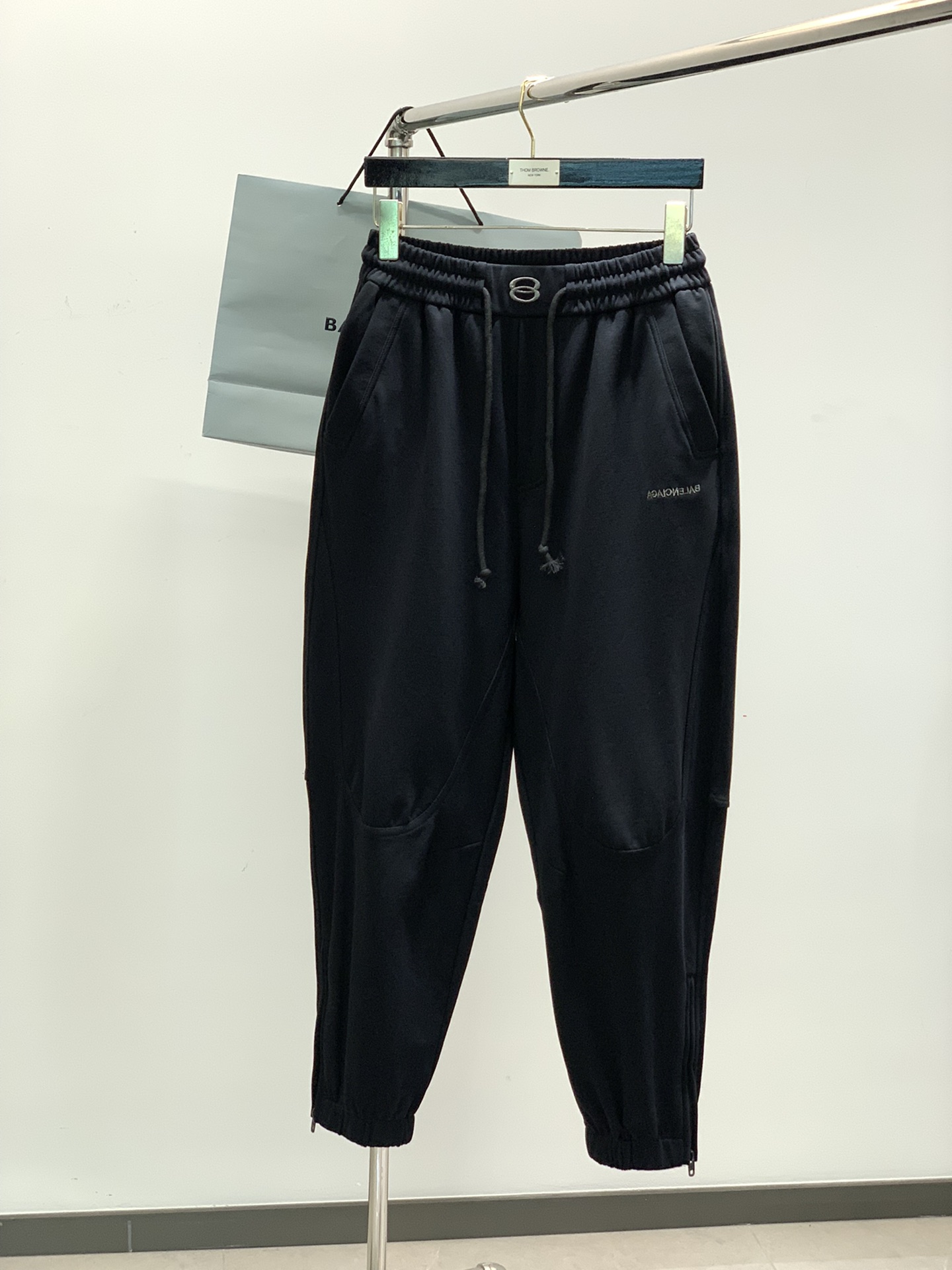 NO:136847,,Balenciaga Balenciaga, the latest spring products, the counter is available at the same time, original singles, fashionable casual pants, imported original washing elastic fabric, comfortable and elastic, top-grade embroidery printing craft letter pattern logo, original hardware and auxiliary decoration, super positive style, comfortable and breathable, counter quality, handsome and stylish upper body, complete three standards, code M-3XL,,balenciaga,balenciaga,alexander wang19860909,Balenciaga 巴黎世家,春季最新品,专柜同步有售,原单狠货,时尚休闲裤,进口原版水洗弹力面料,舒适有弹性,顶级刺绣印花工艺字母图案Logo,原版五金辅料装饰,版型超正,舒适透气,专柜品质,上身帅气有型,三标齐全,码数M-3XL,,balenciaga,balenciaga,alexander wang,Men's clothing