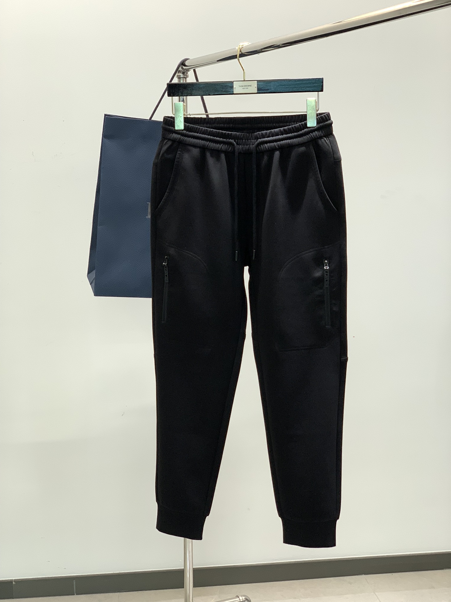 NO:136860,,Dior Dior, new spring products, available at the same time for counters, simple and fashionable casual pants, original imported fabrics, comfortable and breathable, top-grade glue-printing craft letter pattern decoration logo, original hardware and auxiliary materials decoration, extremely high grade, unique design, fashionable and handsome on the upper body!  Code number M-4XL, dior, dior, alexander wang19860909,Dior 迪奥, 春季新品,专柜同步有售,简约时尚休闲裤,原版进口面料,舒适透气,顶级印胶工艺字母图案装饰logo,原版五金辅料装饰,档次极高,独特设计,上身时尚帅气！码数M-4XL,,dior,dior,alexander wang,Men's clothing