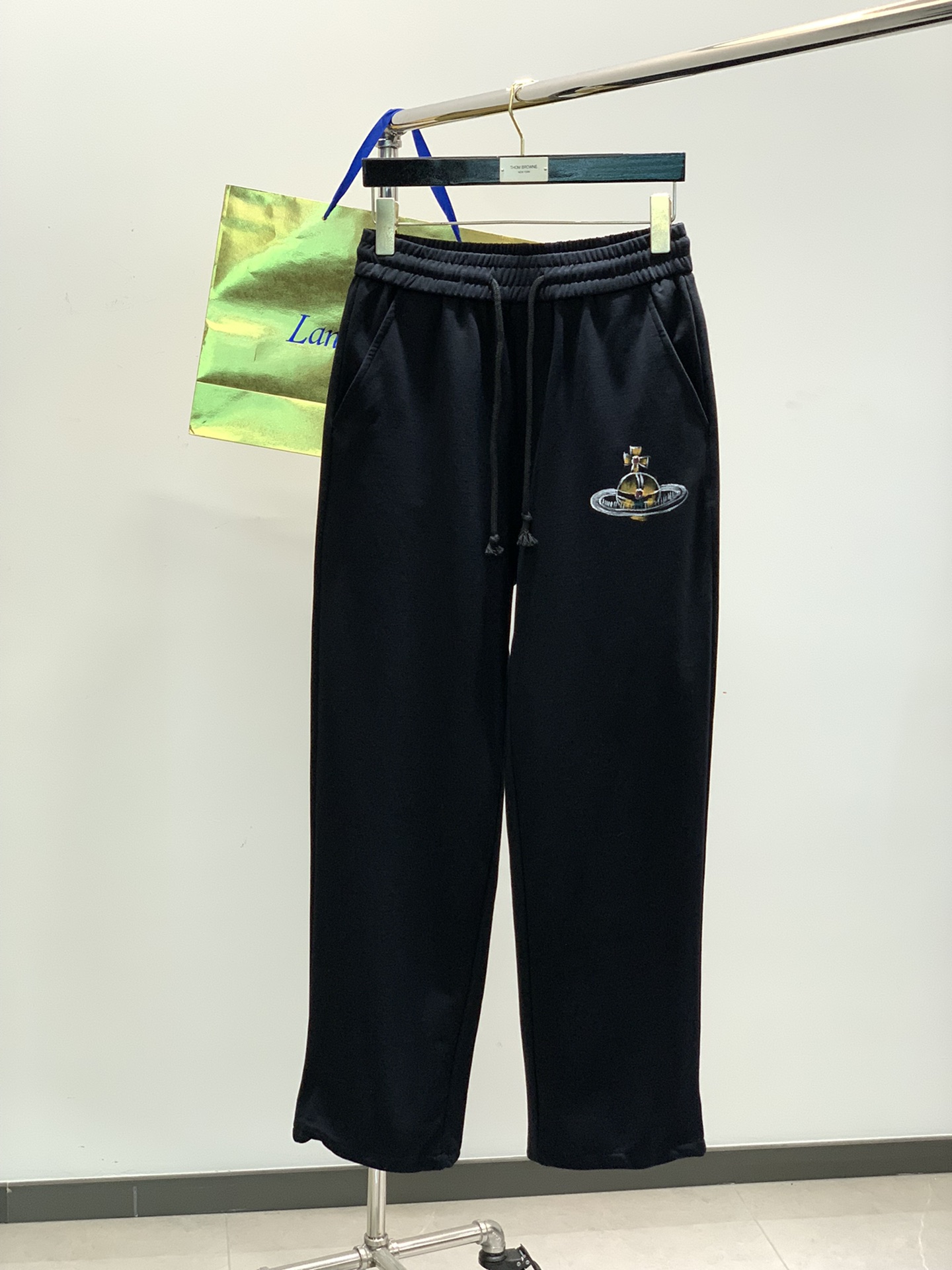 NO:136879,,Vivienne.Westwood Vivienne.Westwood, British fashion brand, new spring products, fashionable casual pants, top-grade printed craft letter pattern logo, simple and fashionable, handsome and stylish on the upper body!  Number of codes: M-3XL, alexander wang19860909,Vivienne.Westwood 维维安.韦斯特伍德,英国时尚潮牌,春季新品,时尚休闲裤,顶级印花工艺字母图案logo,简约时尚,上身帅气有型！码数: M-3XL,,alexander wang,Men's clothing