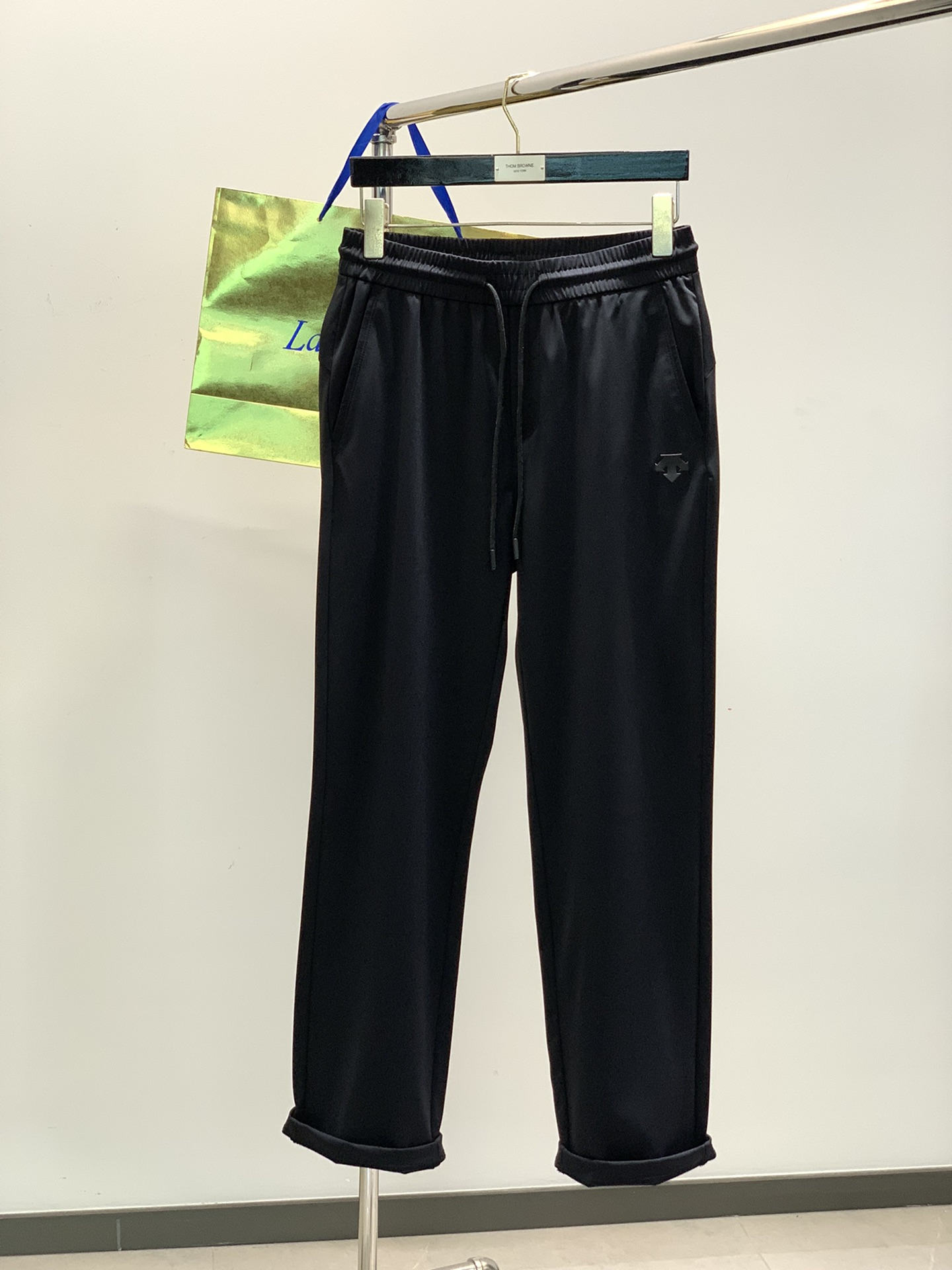 NO:136885,,DESCENTE, new spring series, fashionable casual trousers, available at the same time for counters, original singles, top-grade printing craft letter pattern logo, customized original hardware and accessories, extremely high grade, handsome and stylish upper body, complete three standards, must-have items for trendy people, code number M-4XL, alexander wang19860909,DESCENTE迪桑特,春季新款系列,时尚休闲长裤,专柜同步有售,原单狠货,顶级印花工艺字母图案logo,定制原版五金辅料,档次极高,上身帅气有型,三标齐全,潮人必备单品,码数M-4XL,,alexander wang,Men's clothing