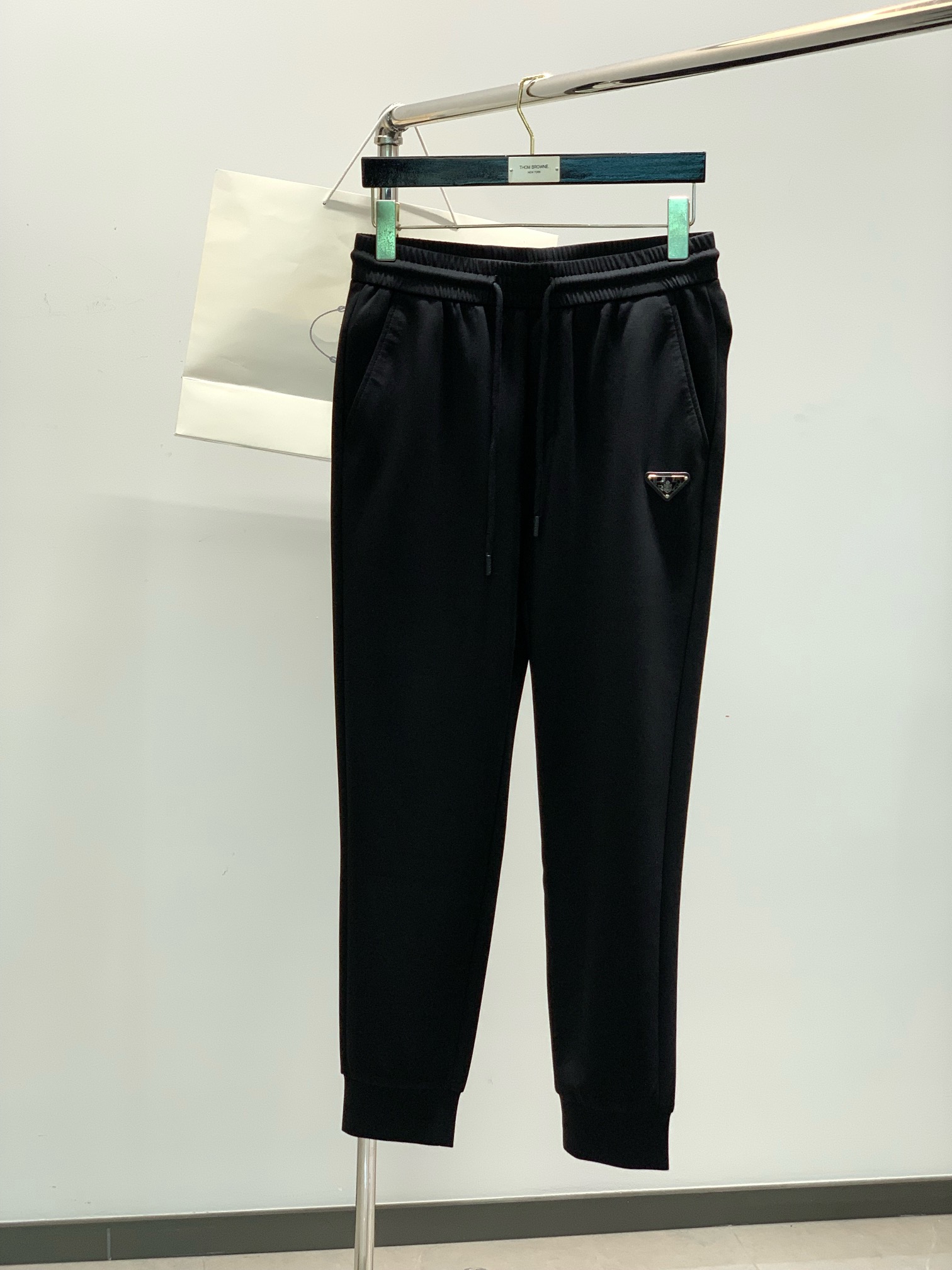 NO:136858,,PRADA Prada, the latest spring products, special counters are available at the same time, fashionable casual pants, imported original fabrics, extremely complex workmanship, the only channel that can be used as a purchasing agent level, top-level glue printing craft letter pattern logo, original hardware and auxiliary materials decoration, extremely high grade, comfortable and versatile, handsome and stylish upper body, code M-4XL,,prada,prada,alexander wang19860909,PRADA 普拉达,春季最新品,专柜同步有售,时尚休闲裤,进口原版面料,做工极为复杂,唯一可以做代购级别的渠道狠货,顶级印胶工艺字母图案logo,原版五金辅料装饰,档次极高,舒适百搭,上身帅气有型,码数M-4XL,,prada,prada,alexander wang,Men's clothing