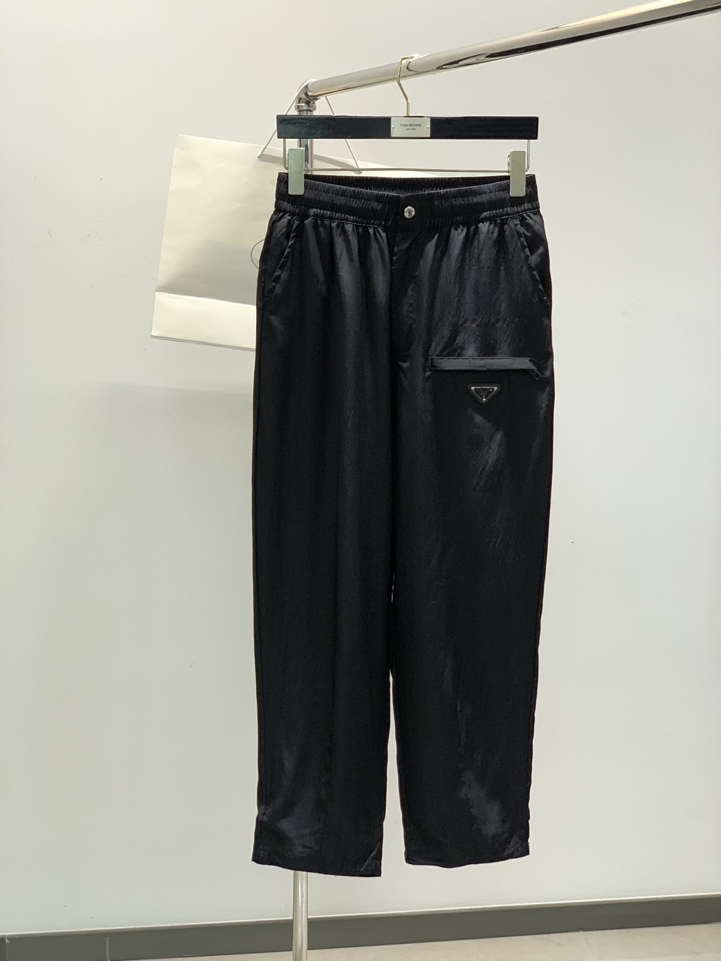 NO:136894,,PRADA Prada, the latest spring products, available at the counter at the same time, fashionable casual pants, imported original fabrics, extremely complex workmanship, the only channel that can be used as a purchasing agent level, top-level glue printing craft letter pattern logo, original hardware and auxiliary materials decoration, extremely high grade, comfortable and versatile, handsome and stylish on the upper body, 2 colors recommendation, code number M-3XL,,prada,prada,alexander wang19860909,PRADA 普拉达,春季最新品,专柜同步有售,时尚休闲裤,进口原版面料,做工极为复杂,唯一可以做代购级别的渠道狠货,顶级印胶工艺字母图案logo,原版五金辅料装饰,档次极高,舒适百搭,上身帅气有型,2色推荐,码数M-3XL,,prada,prada,alexander wang,Men's clothing