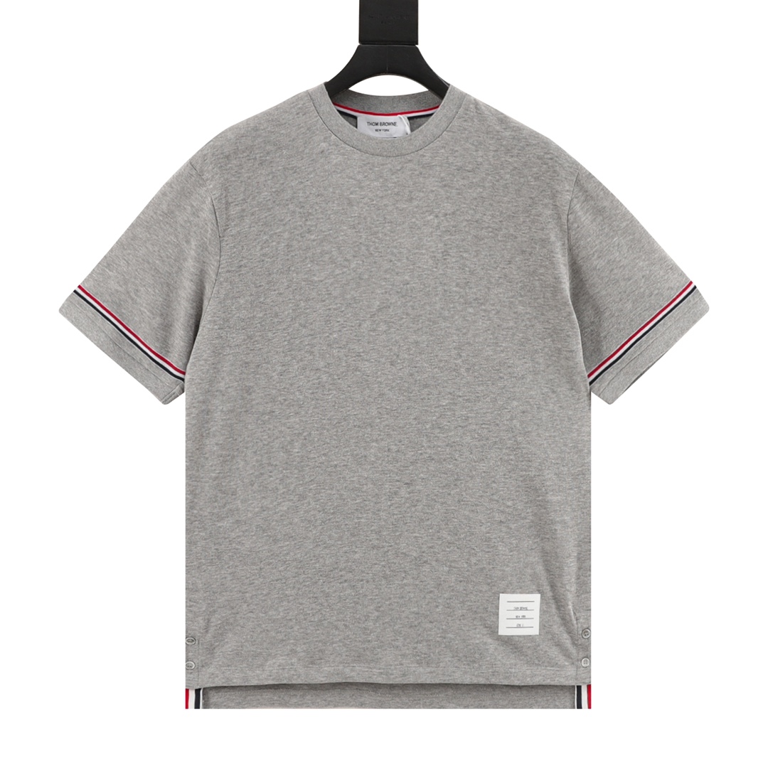 Thom Browne/Thomas Brown: camiseta de cuello redondo con aberturas y cinta tricolor. Tejido personalizado original, mis…