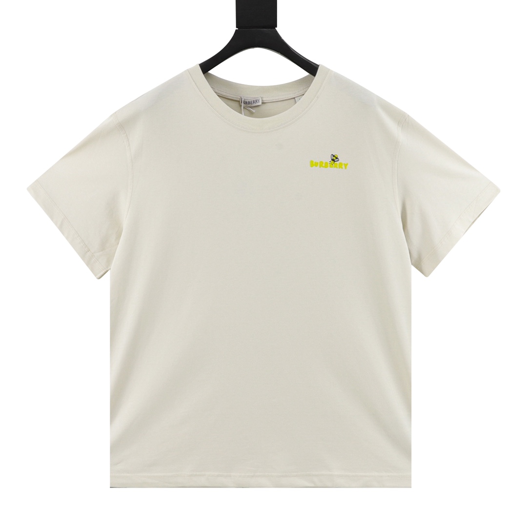 Camiseta BURBERRY Little Bee flocada de manga corta. La tela está hecha de puro algodón peinado y el proceso es flocado…