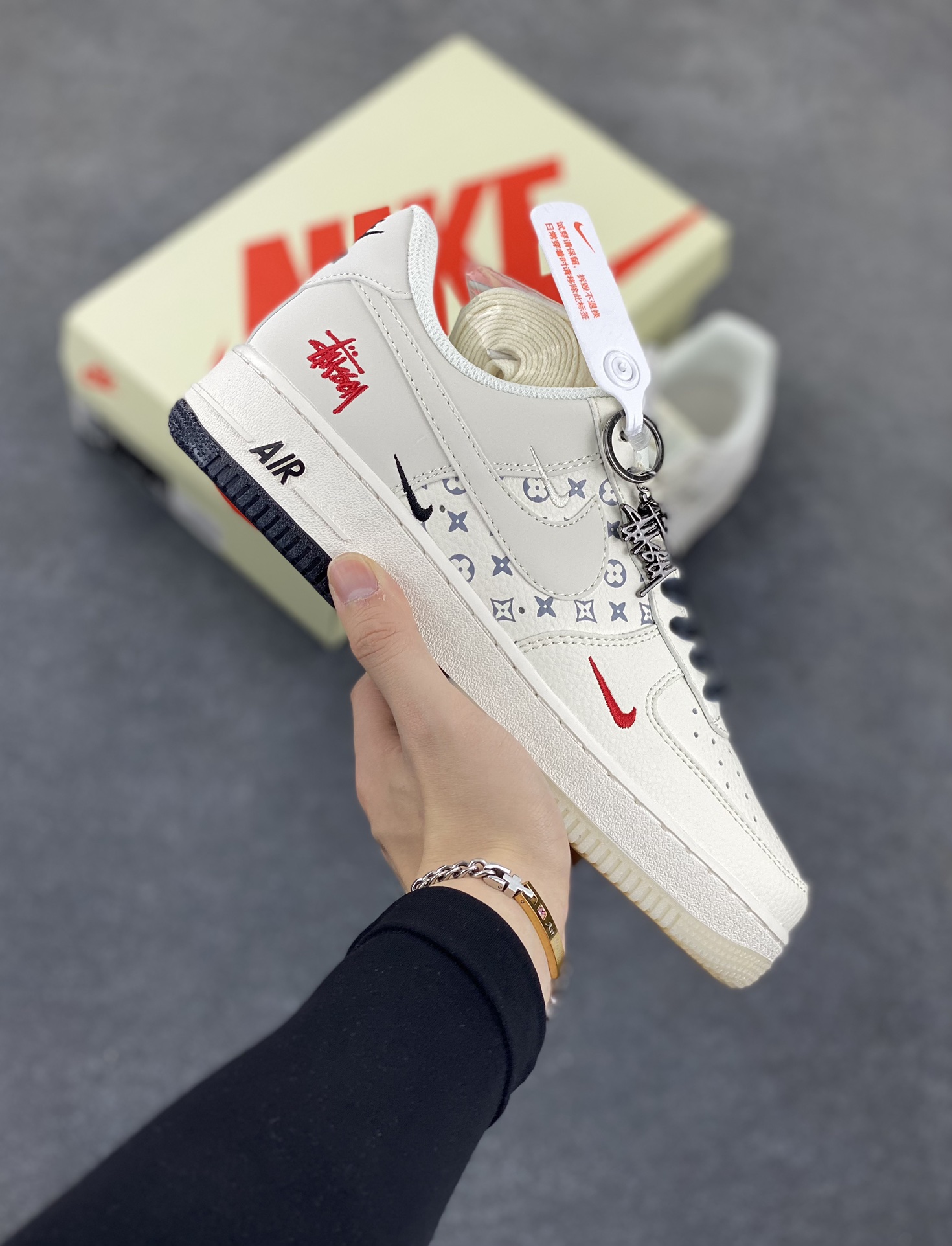 NIke Air Force 1 \’07 Low “斯图西联名——黑底双拼印花”空军一号 低帮 运动鞋 休闲鞋 折边针车 工艺难度大 原楦头原纸板 原装鞋盒 定制五金配件 内置全掌气垫 原厂鞋底 货号:HH7518-076 尺码:36 36.5 37.5 38 38.5 39 40 40.5 41 42 42.5 43 44 44.5 45-选品中心