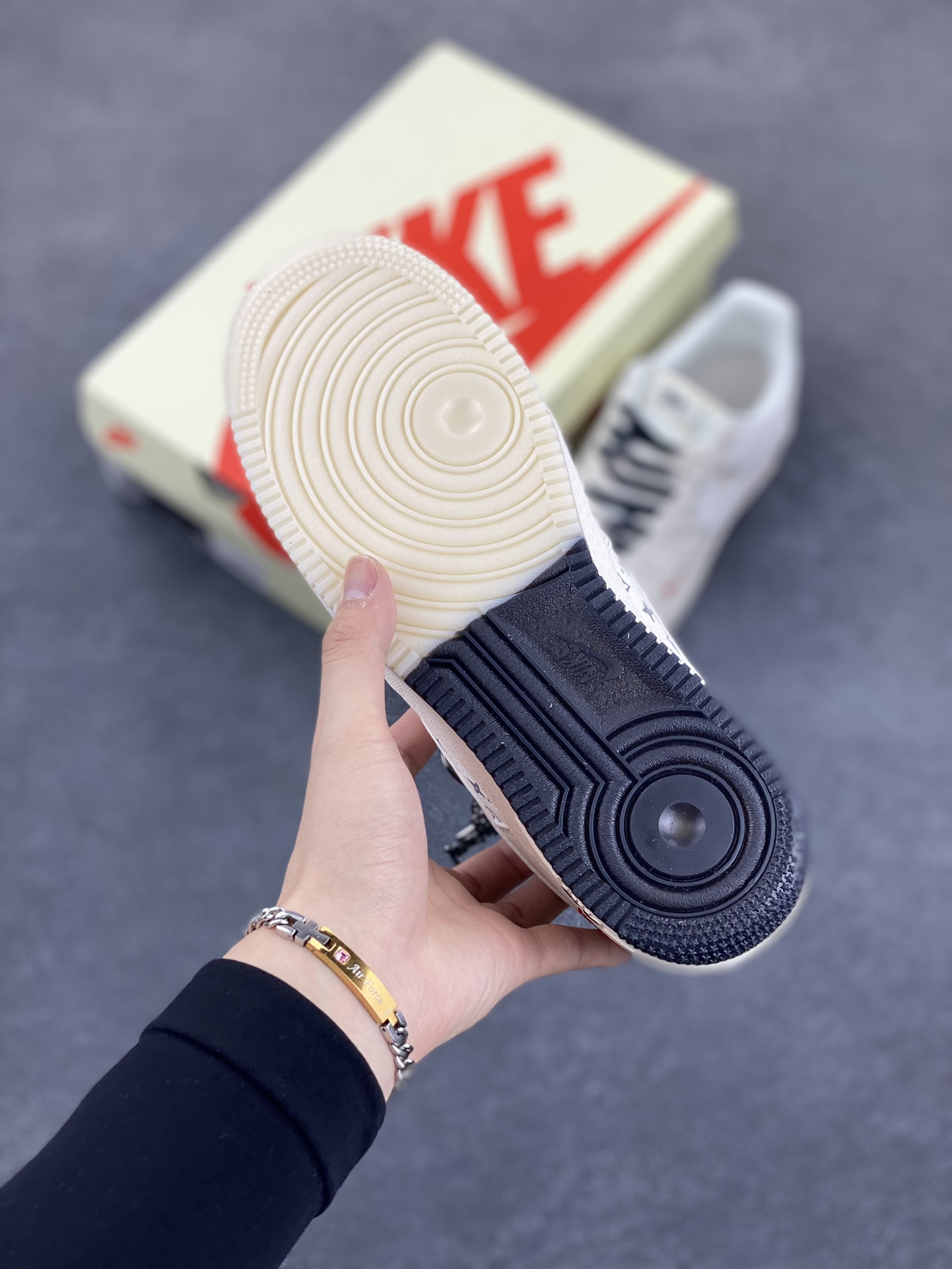 图片[5]-NIke Air Force 1 \’07 Low “斯图西联名——黑底双拼印花”空军一号 低帮 运动鞋 休闲鞋 折边针车 工艺难度大 原楦头原纸板 原装鞋盒 定制五金配件 内置全掌气垫 原厂鞋底 货号：HH7518-076 尺码：36 36.5 37.5 38 38.5 39 40 40.5 41 42 42.5 43 44 44.5 45-选品中心