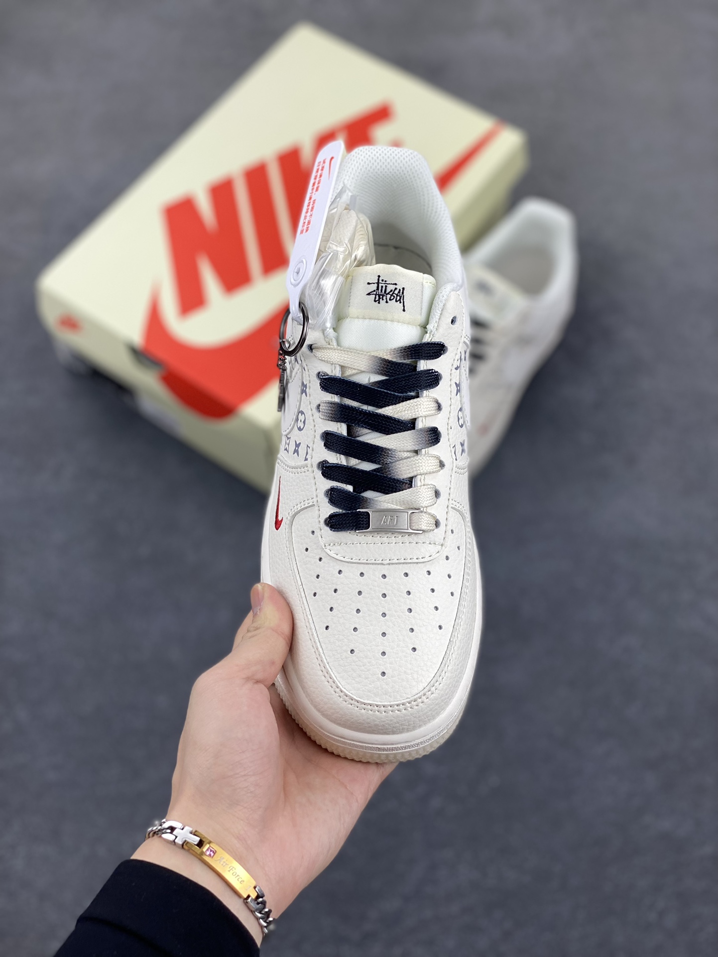 图片[2]-NIke Air Force 1 \’07 Low “斯图西联名——黑底双拼印花”空军一号 低帮 运动鞋 休闲鞋 折边针车 工艺难度大 原楦头原纸板 原装鞋盒 定制五金配件 内置全掌气垫 原厂鞋底 货号：HH7518-076 尺码：36 36.5 37.5 38 38.5 39 40 40.5 41 42 42.5 43 44 44.5 45-选品中心