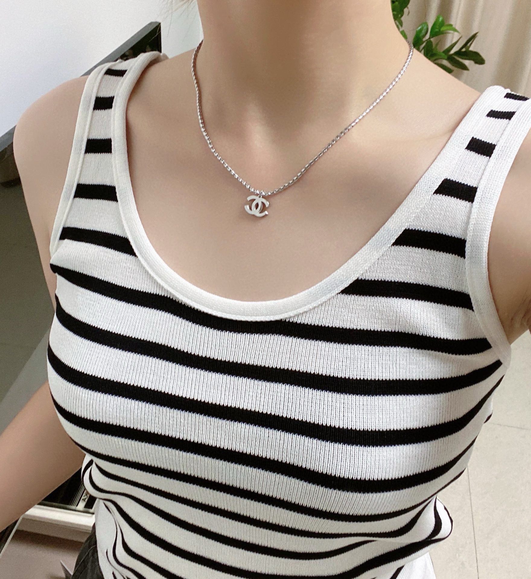 NO:110643,Chanel Chanel's latest necklace is very personalized, and the versatile style is very special. The overall details are very surprising and the design is full of sense. It not only brings personal confidence and taste, but also elegant and fashionable style, highlighting the elegant French atmosphere. With meticulous details, it makes it more attractive to wear. Elegant jewelry, chanel, chanel, necklace19860909香奈儿Chanel最新款项链超个性,百搭款特别特别赞,整体细节非常令人惊喜,设计感十足,不仅带出个人自信及品味,款式典雅而时尚,突显法式高雅气息,加上一丝不苟的细节,使得佩戴起来更具吸引力,饰品精品,chanel,chanel,necklace,Jewelry