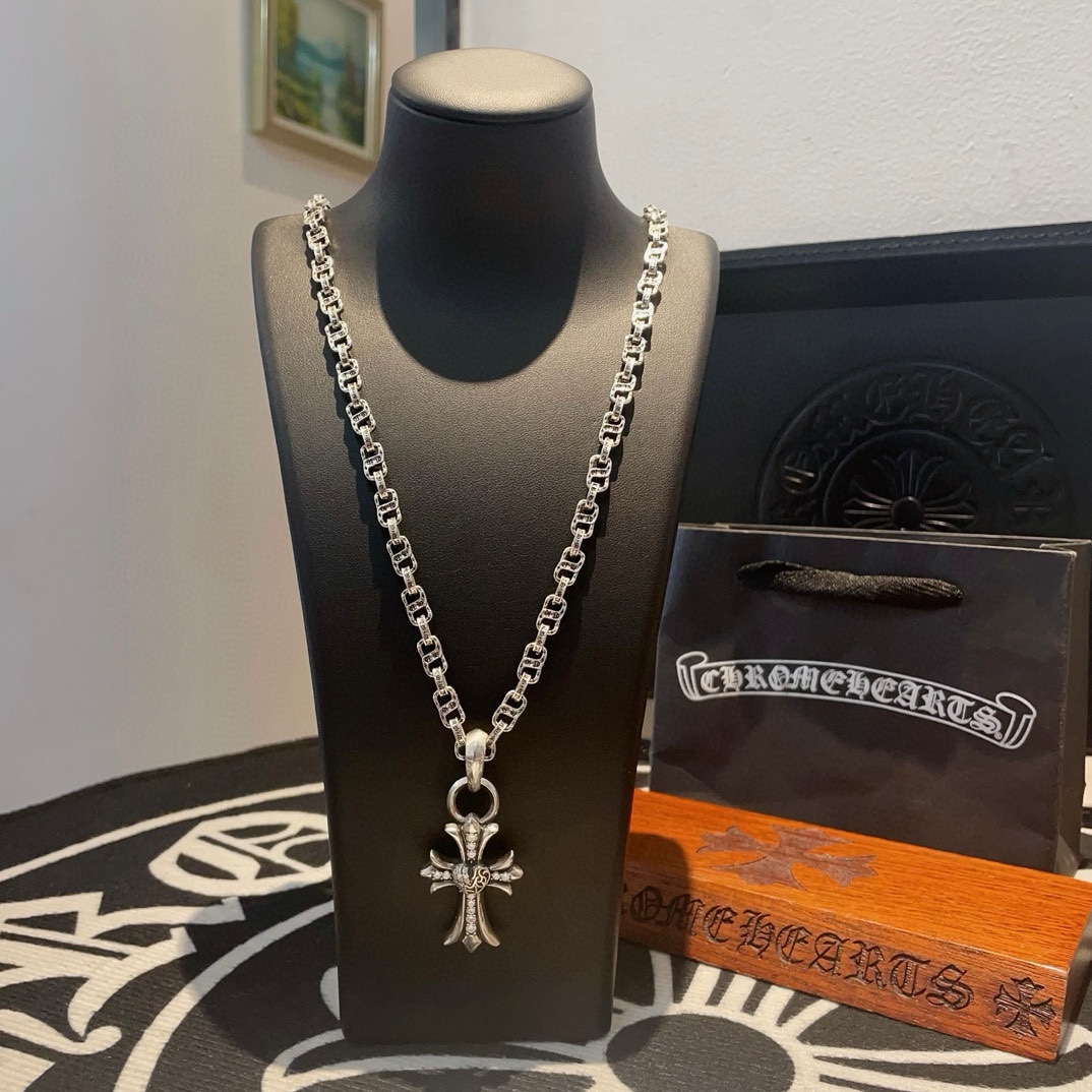 NO:109740,Batch New style [Counter Quality] Chrome Hearts Croxin Classic retro letter necklace Peach Heart Cross Pendant Different pattern design styles with concave and convex shapes present uniqueness Cross Scout flowers are Croxin's ambitions, so they last longer. Genuine version Chrome Hearts Croxin Difference to the market ordinary light version, match the quality of the version, look at the details of the letter printing, the degree of retro old gray oxygen. Seiko version!  !  !  Pure handmade ~ Authentic model opening must-have fashion and fashion, both men and women can wear it, same style for couples, original official website, rock punk style silver style, retro elements, trendy and versatile!  , jewelry boutique, chrome hearts, chrome hearts, necklace19860909批 新款【专柜品质】Chrome Hearts克罗心 经典复古字母项链 桃心十字架吊坠 凹凸造型不同的花纹设计风格 呈现出与众不同 十字架 童军花是克罗心的志 所以更经久不衰 正品打版Chrome Hearts克罗心 区别市场普通轻版 对版对标品质 看字印细节 复古做旧灰氧程度.精工版本！！！ 纯手工打造 ～正品开模潮流时尚必备 男女均可佩戴 情侣同款 官网原版 摇滚朋克泰银风格 复古元素 潮流百搭！,饰品精品,chrome hearts,chrome hearts,necklace,Jewelry