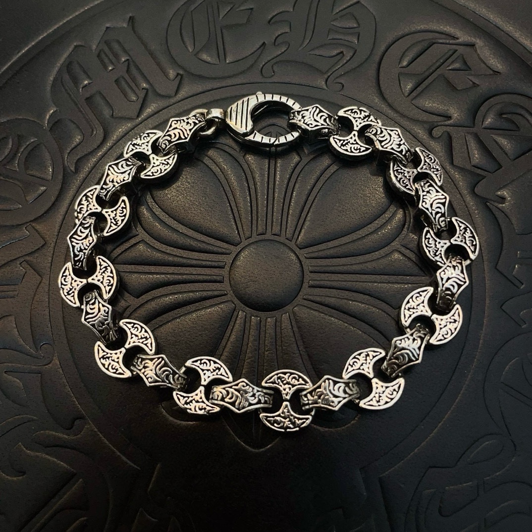 NO:109744,New [Counter Quality] Chrome Hearts Croxin classic old retro bracelet. Different concave and convex and concave design styles present unique. Cross Scout flowers are Croxin's ambitions, so they last longer. Genuine version of Chrome Hearts Croxin. Different from the market ordinary light version. Comparison of the quality. Look at the details of the letter printing. Retro old gray oxygen level. Seiko version!  !  !  Pure handmade ~ Authentic model opening must-have fashion and fashion, both men and women can wear it, same style for couples, original official website, rock punk style silver style, retro elements, trendy and versatile!  , jewelry boutique, chrome hearts, chrome hearts, bracelet19860909新款【专柜品质】Chrome Hearts克罗心经典做旧复古手链 凹凸造型不同的花纹设计风格 呈现出与众不同 十字架 童军花是克罗心的志 所以更经久不衰 正品打版Chrome Hearts克罗心 区别市场普通轻版 对版对标品质 看字印细节 复古做旧灰氧程度.精工版本！！！ 纯手工打造 ～正品开模潮流时尚必备 男女均可佩戴 情侣同款 官网原版 摇滚朋克泰银风格 复古元素 潮流百搭！,饰品精品,chrome hearts,chrome hearts,bracelet,Jewelry