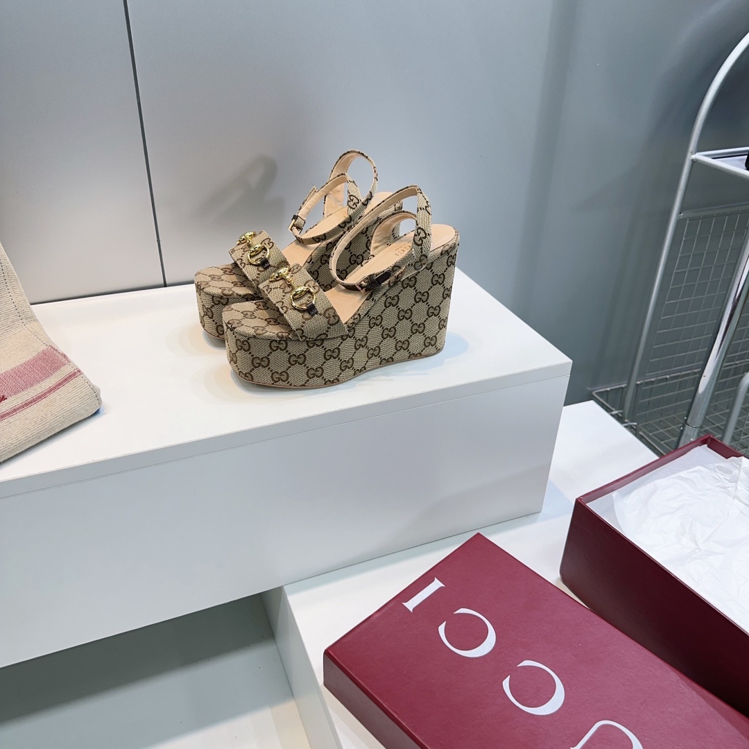 NO:260251,GUCCI 25 Spring New Classic Old Cloth Hardware Buckle Hemp Rope Waterproof Platform Hemp Hemp Hemp Hemp Heel Sandals!  The luxury brand support of the waterproof platform Hentian Gaozhi Sandal series has super recognition and high recognition. This series interprets the new fashion charm and continues the super high heel design, which is favored by well-known overseas bloggers. Tens of millions of fans and bloggers perform well, and is sold at home and abroad. It has been out of stock at home and abroad!  The upper is made of mixed-bred sheepskin/original old-fashioned cloth, imported sheepskin with footrest, imported genuine leather sole from Italy, rear water platform height: 12cm Size: 35-42 (40 41 42 orders, no return or exchange) with original packaging, sandals, gucci, sandals, sheepskin, Leather soles19860909GUCCI 古奇25春季新款经典老花布五金扣麻绳防水台坡跟凉鞋！ 防水台恨天高趾露凉鞋系列奢侈的品牌持加,具有超辨高识度 此系列演绎全新时尚魅力 延续超高跟设计,深得海外知名博主青睐 千万粉丝博主倾情演绎,畅销海内外 国内已经断货！ 鞋面采用混种羊皮/原版老花布 里内垫脚进口羊皮 意大利进口真皮大底 后水台高:12cm 码数:35-42（40 41 42订不退换） 配原版包装,凉鞋,gucci,sandals,sheepskin,Leather soles,Women's Shoes