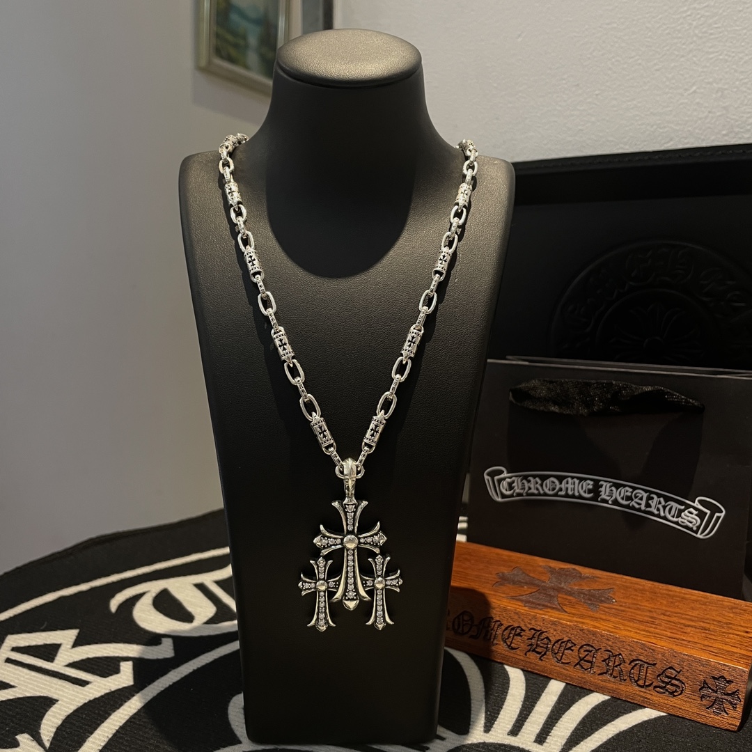 NO:109746,Batch New style [Counter Quality] Chrome Hearts Cross Necklace Full Diamond Thirty Cross Pendant Different Concave and Convex Scout Flowers are Croxin's ambitions, so they last longer. Genuine version of Chrome Hearts Croxin, differentiated from the market, benchmarked on quality, look at the details of the letter printing, retro old gray oxygen level. Seiko version!  !  !  Pure handmade ~ Authentic model opening must-have fashion and fashion, both men and women can wear it, same style for couples, original official website, rock punk style silver style, retro elements, trendy and versatile!  , jewelry boutique, chrome hearts, chrome hearts, necklace19860909批 新款【专柜品质】Chrome Hearts克罗心十字架项链 满钻三十字架吊坠 凹凸造型不同的花纹设计风格 呈现出与众不同 十字架 童军花是克罗心的志 所以更经久不衰 正品打版Chrome Hearts克罗心 区别市场普通轻版 对版对标品质 看字印细节 复古做旧灰氧程度.精工版本！！！ 纯手工打造 ～正品开模潮流时尚必备 男女均可佩戴 情侣同款 官网原版 摇滚朋克泰银风格 复古元素 潮流百搭！,饰品精品,chrome hearts,chrome hearts,necklace,Jewelry