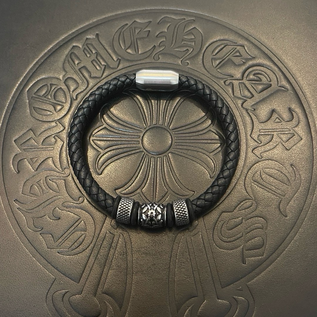 NO:109748,New [Counter Quality] Chrome Hearts Croxin Classic retro leather rope bracelet The pattern design style with different concave and convex shapes is unique. Cross Scout flowers are Croxin's logo, so they last longer. Genuine version of Chrome Hearts Croxin, differentiating the market ordinary light version, matching the quality, looking at the details of the letter printing, retro old gray oxygen level. Seiko version!  , jewelry boutique, chrome hearts, chrome hearts, bracelet19860909新款【专柜品质】Chrome Hearts克罗心 经典复古皮绳手镯 凹凸造型不同的花纹设计风格呈现出与众不同 十字架童军花是克罗心的标志 所以更经久不衰 正品打版Chrome Hearts克罗心 区别市场普通轻版 对版对标品质 看字印细节 复古做旧灰氧程度.精工版本！,饰品精品,chrome hearts,chrome hearts,bracelet,Jewelry