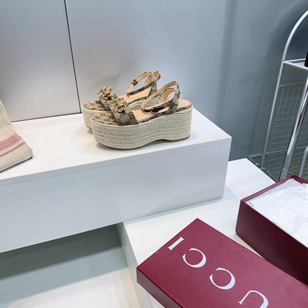 NO:260257,Gucci 25 Spring New Classic Old Cloth Hardware Buckle Hemp Rope Waterproof Platform Hemp Hemp Hemp Hemp Heel Sandals!  The luxury brand support of the waterproof platform Hentian Gaozhi Sandal series has super recognition and high recognition. This series interprets the new fashion charm and continues the super high heel design, which is favored by well-known overseas bloggers. Tens of millions of fans and bloggers perform well, and is sold at home and abroad. It has been out of stock at home and abroad!  The upper is made of imported original old-fashioned cloth, inner foot pads and imported sheepskin imported from Italy, imported genuine leather sole, rear water platform height: 8.5cm, Size: 35-42 (40 41 42 orders, no return or exchange) With original packaging, sandals, gucci, sandals, sheepskin, Leather soles19860909Gucci古琦家25春季新款经典老花布五金扣麻绳防水台坡跟凉鞋！ 防水台恨天高趾露凉鞋系列奢侈的品牌持加,具有超辨高识度 此系列演绎全新时尚魅力 延续超高跟设计,深得海外知名博主青睐 千万粉丝博主倾情演绎,畅销海内外 国内已经断货！ 鞋面采用进口原版老花布 里内垫脚进口羊皮 意大利进口真皮大底 后水台高:8.5cm 码数:35-42（40 41 42订不退换） 配原版包装,凉鞋,gucci,sandals,sheepskin,Leather soles,Women's Shoes