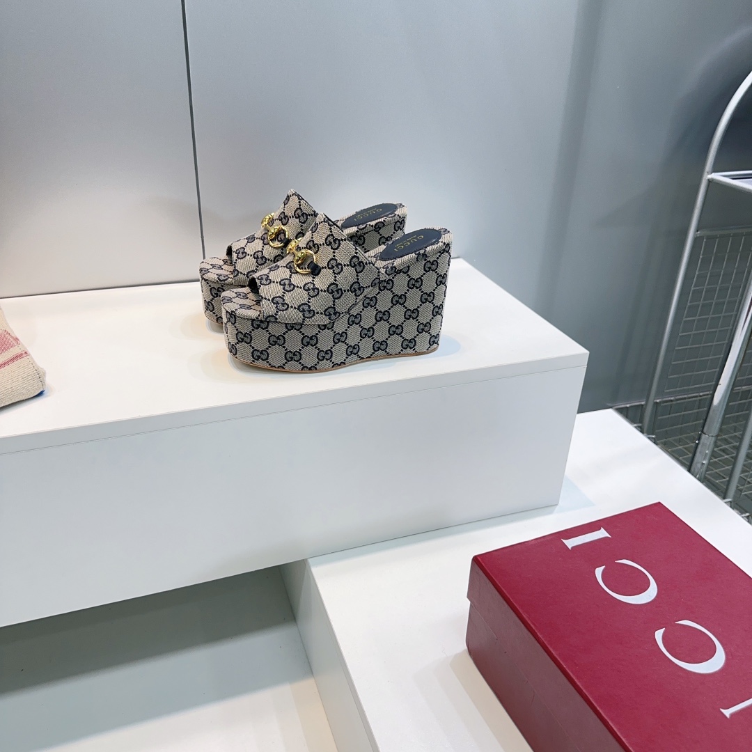 NO:260248,Gucci Home 25 Spring New Classic Old Cloth Hardware Buckle Waterproof Platform Slope Slippers!  The luxury brand support of the waterproof platform Hentian Gaozhi Sandal series has super recognition and high recognition. This series interprets the new fashion charm and continues the super high heel design, which is favored by well-known overseas bloggers. Tens of millions of fans and bloggers perform well, and is sold at home and abroad. It has been out of stock at home and abroad!  The upper is made of imported original old-fashioned cloth, inner foot pads and imported sheepskin imported from Italy, imported genuine leather sole, rear water platform height: 12cm Size: 35-42 (40 41 42 orders, no return or exchange) With original packaging, high heels, gucci, sandals, high heels, slippers, sheepskin, Leather soles19860909Gucci古琦家25春季新款经典老花布五金扣防水台坡跟拖鞋！ 防水台恨天高趾露凉鞋系列奢侈的品牌持加,具有超辨高识度 此系列演绎全新时尚魅力 延续超高跟设计,深得海外知名博主青睐 千万粉丝博主倾情演绎,畅销海内外 国内已经断货！ 鞋面采用进口原版老花布 里内垫脚进口羊皮 意大利进口真皮大底 后水台高:12cm 码数:35-42（40 41 42订不退换） 配原版包装,高跟鞋,gucci,sandals,high heels,slippers,sheepskin,Leather soles,Women's Shoes