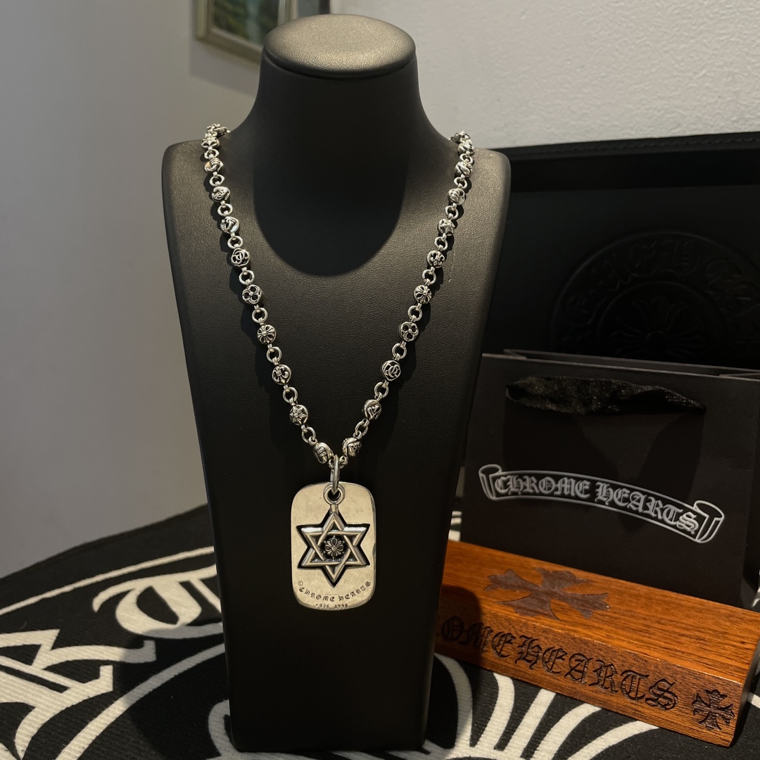 NO:109758,Batch New model [Counter Quality] Chrome Hearts Croxin Flower Ball Necklace Square Hexagram Pendant Different concave and convex design styles present uniqueness Cross Scout flowers are Croxin's ambitions, so they last longer. Genuine version Chrome Hearts Croxin Difference to the market ordinary light version, match the quality of the version, look at the details of the letter printing, retro old gray oxygen level. Seiko version!  !  !  Pure handmade ~ Authentic model opening must-have fashion and fashion, both men and women can wear it, same style for couples, original official website, rock punk style silver style, retro elements, trendy and versatile!  , jewelry boutique, chrome hearts, chrome hearts, necklace19860909批 新款【专柜品质】Chrome Hearts克罗心花球项链 方牌六芒星吊坠 凹凸造型不同的花纹设计风格 呈现出与众不同 十字架 童军花是克罗心的志 所以更经久不衰 正品打版Chrome Hearts克罗心 区别市场普通轻版 对版对标品质 看字印细节 复古做旧灰氧程度.精工版本！！！ 纯手工打造 ～正品开模潮流时尚必备 男女均可佩戴 情侣同款 官网原版 摇滚朋克泰银风格 复古元素 潮流百搭！,饰品精品,chrome hearts,chrome hearts,necklace,Jewelry