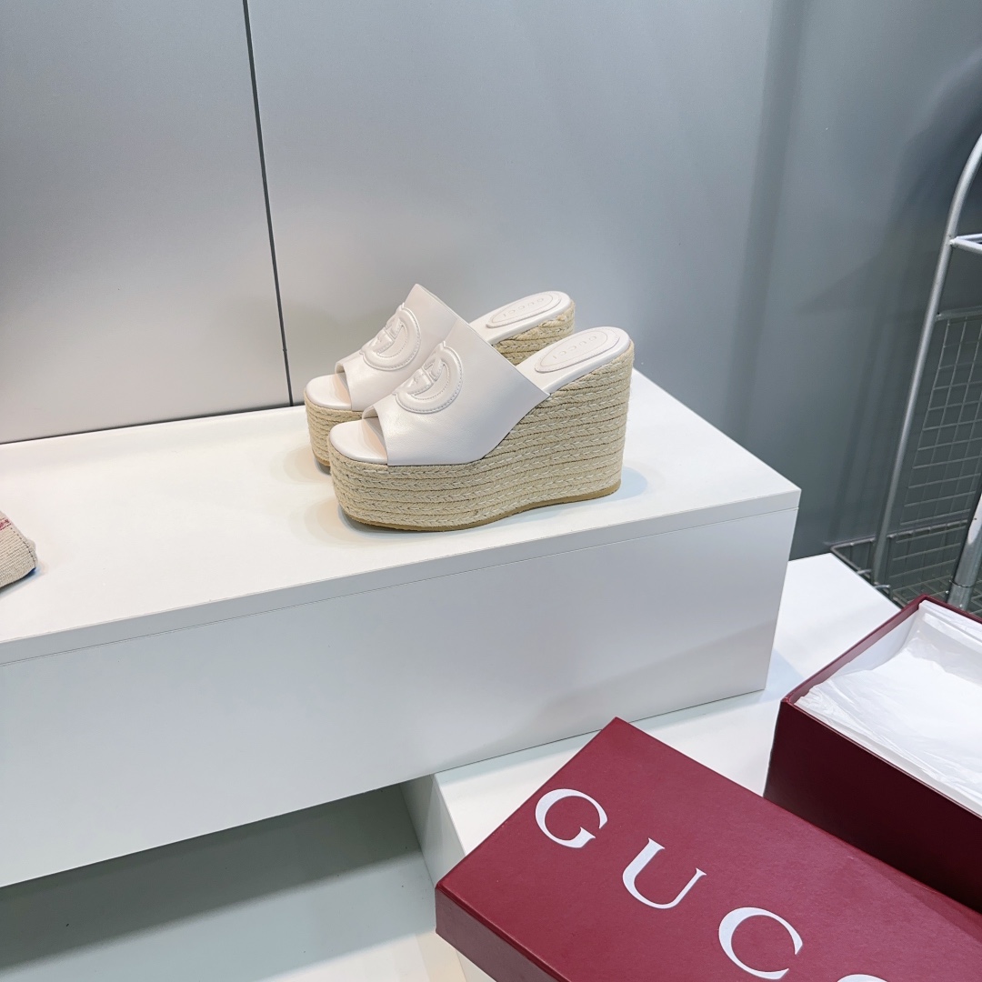 NO:260242,Gucci 25 Spring New Classic Old Cloth Hardware Buckle Hemp Rope Waterproof Platform Slope Slippers!  The luxury brand of the waterproof platform Hentian Gaozhi Sandal series has super recognition and high recognition. This series interprets the new fashion charm and continues the super high heel design, which is favored by well-known overseas bloggers. Tens of millions of fans and bloggers perform well, and is sold at home and abroad. It has been out of stock at home and abroad!  The upper is made of imported mixed-bred sheepskin, inner foot pad, imported sheepskin, imported Italian leather sole, rear water platform height: 12cm, size: 35-42 (40 41 42 order, no return or exchange) with original packaging, slippers, gucci, gucci, sandals, slippers, sheepskin, Leather soles19860909Gucci古驰25春季新款经典老花布五金扣麻绳防水台坡跟拖鞋！ 防水台恨天高趾露凉鞋系列奢侈品牌持加,具有超辨高识度 此系列演绎全新时尚魅力 延续超高跟设计,深得海外知名博主青睐 千万粉丝博主倾情演绎,畅销海内外 国内已经断货！ 鞋面采用进口混种羊皮 里内垫脚进口羊皮 意大利进口真皮大底 后水台高:12cm 码数:35-42（40 41 42订不退换） 配原版包装,拖鞋,gucci,gucci,sandals,slippers,sheepskin,Leather soles,Women's Shoes