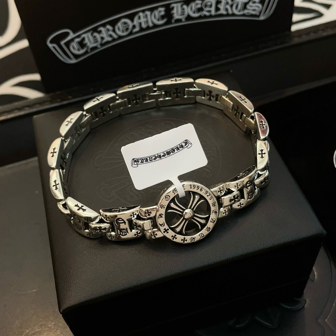NO:109764,[Counter Quality] Chrome Hearts Croxin Classic Cross Strap Bracelet Size: 18 20 22 24 Different concave and convex shapes are unique Cross Scout flowers are Croxin's ambitions, so they last longer. Genuine version of Chrome Hearts Croxin, differentiate the market ordinary light version, benchmark the quality of the version, look at the details of the letter printing, retro old gray oxygen level. Seiko version!  !  !  Pure handmade ~ Authentic model opening must-have fashion and fashion, both men and women can wear it, same style for couples, original official website, rock punk style silver style, retro elements, trendy and versatile!  , jewelry boutique, chrome hearts, chrome hearts, bracelet19860909【专柜品质】Chrome Hearts克罗心经典十字架表带手链 尺寸:18 20 22 24 凹凸造型不同的花纹设计风格 呈现出与众不同 十字架 童军花是克罗心的志 所以更经久不衰 正品打版Chrome Hearts克罗心 区别市场普通轻版 对版对标品质 看字印细节 复古做旧灰氧程度.精工版本！！！ 纯手工打造 ～正品开模潮流时尚必备 男女均可佩戴 情侣同款 官网原版 摇滚朋克泰银风格 复古元素 潮流百搭！,饰品精品,chrome hearts,chrome hearts,bracelet,Jewelry