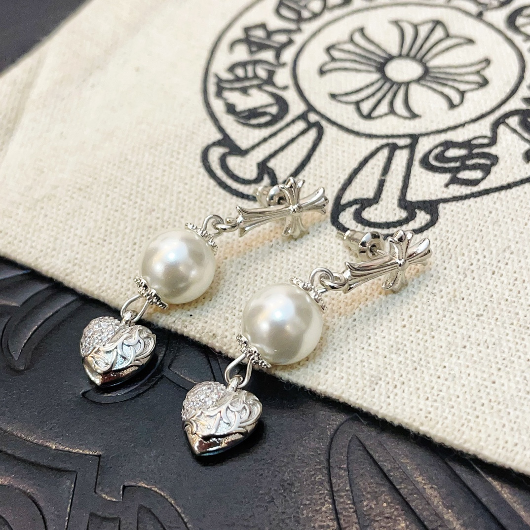 NO:111321,Croxin×Mikimoto Mikimoto cross pearl earrings cleverly combine feminine white pearls with Chrome Hearts iconic cross elements, rock and roll, wildness and gentleness, and avant-garde personality., jewelry boutique, chrome hearts, chrome hearts, chrome hearts19860909克罗心×Mikimoto 御木本联名款十字架珍珠耳坠 巧妙将女性气质的白色珍珠与 Chrome Hearts 标志性十字架元素相融合,摇滚与柔美,野性与温柔和解,个性前卫.,饰品精品,chrome hearts,chrome hearts,Jewelry