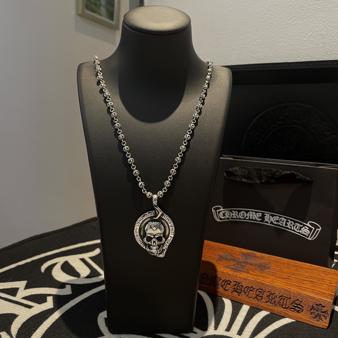 NO:109776,Batch New model [Counter Quality] Chrome Hearts Croxin Flower Ball Necklace, Skull Pendant, Different Concave and Convex and Convex Design Styles, Showing a unique style. Cross Scout Flower is Croxin's ambition, so it lasts for a long time. Genuine version of Chrome Hearts Croxin, differentiating the market, benchmarking the quality of the version, looking at the details of the letter printing, retro, old gray oxygen level. Seiko version!  !  !  Pure handmade ~ Authentic model opening must-have fashion and fashion, both men and women can wear it, same style for couples, original official website, rock punk style silver style, retro elements, trendy and versatile!  , jewelry boutique, chrome hearts, chrome hearts, necklace19860909批 新款【专柜品质】Chrome Hearts克罗心花球项链 骷髅头吊坠 凹凸造型不同的花纹设计风格 呈现出与众不同 十字架 童军花是克罗心的志 所以更经久不衰 正品打版Chrome Hearts克罗心 区别市场普通轻版 对版对标品质 看字印细节 复古做旧灰氧程度.精工版本！！！ 纯手工打造 ～正品开模潮流时尚必备 男女均可佩戴 情侣同款 官网原版 摇滚朋克泰银风格 复古元素 潮流百搭！,饰品精品,chrome hearts,chrome hearts,necklace,Jewelry