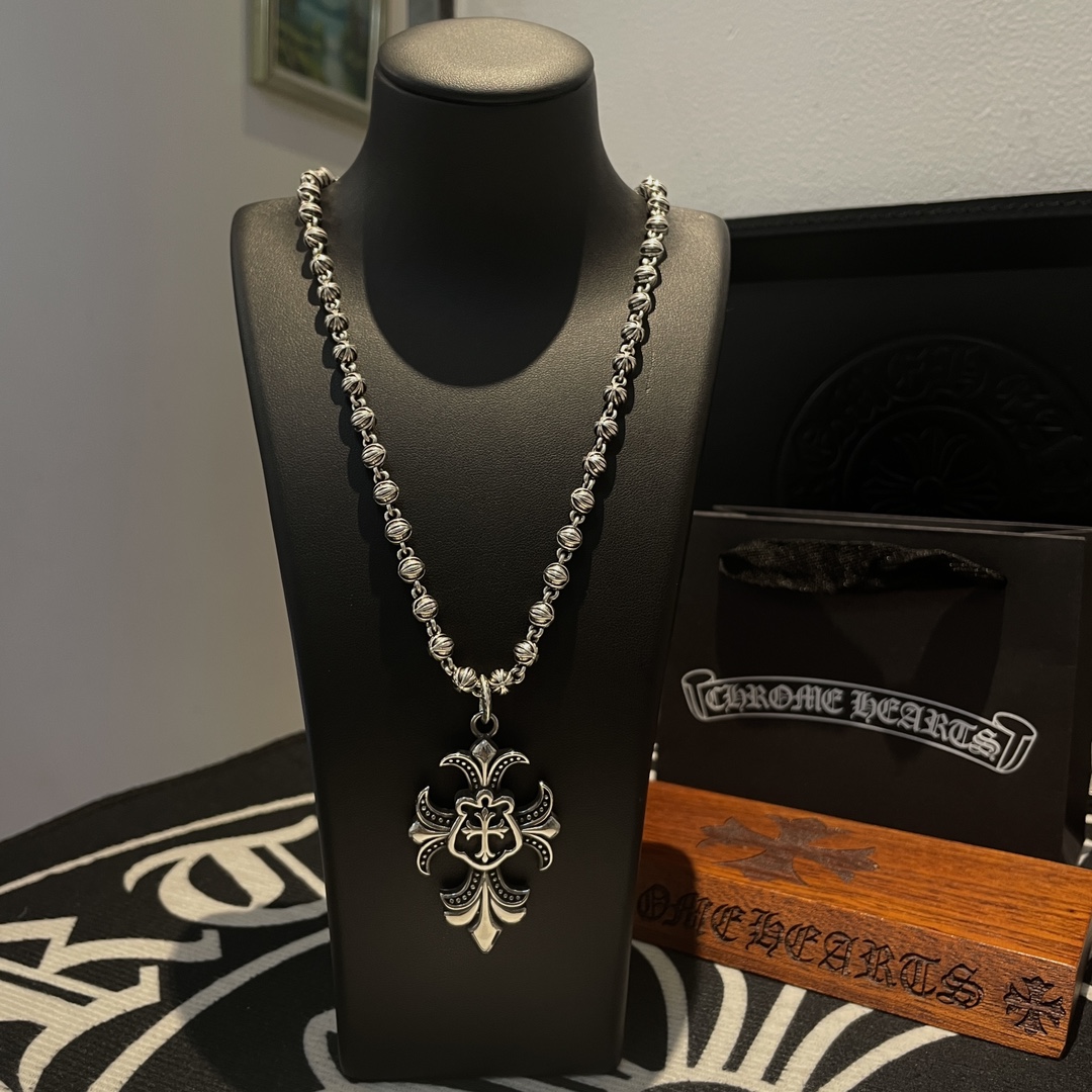 NO:109755,Batch New model [Counter Quality] Chrome Hearts Croxin Flower Ball Necklace Cross Flower Pendant Different concave and convex and concave design styles present unique Cross Scout flowers are Croxin's ambitions, so they last longer. Genuine version Chrome Hearts Croxin Difference to the market ordinary light version, match the quality of the version, look at the details of the letter printing, retro old gray oxygen level. Seiko version!  !  !  Pure handmade ~ Authentic model opening must-have fashion and fashion, both men and women can wear it, same style for couples, original official website, rock punk style silver style, retro elements, trendy and versatile!  , jewelry boutique, chrome hearts, chrome hearts, necklace19860909批 新款【专柜品质】Chrome Hearts克罗心花球项链 十字花吊坠 凹凸造型不同的花纹设计风格 呈现出与众不同 十字架 童军花是克罗心的志 所以更经久不衰 正品打版Chrome Hearts克罗心 区别市场普通轻版 对版对标品质 看字印细节 复古做旧灰氧程度.精工版本！！！ 纯手工打造 ～正品开模潮流时尚必备 男女均可佩戴 情侣同款 官网原版 摇滚朋克泰银风格 复古元素 潮流百搭！,饰品精品,chrome hearts,chrome hearts,necklace,Jewelry