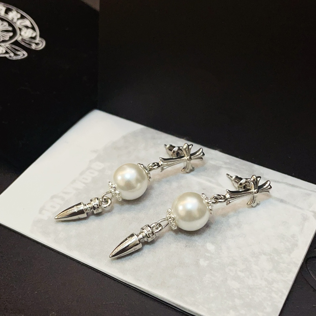 NO:111304,Croxin×Mikimoto Mikimoto cross pearl earrings cleverly combine feminine white pearls with Chrome Hearts iconic cross elements, rock and roll, wildness and gentleness, and avant-garde personality., jewelry boutique, chrome hearts, chrome hearts, chrome hearts19860909克罗心×Mikimoto 御木本联名款十字架珍珠耳坠 巧妙将女性气质的白色珍珠与 Chrome Hearts 标志性十字架元素相融合,摇滚与柔美,野性与温柔和解,个性前卫.,饰品精品,chrome hearts,chrome hearts,Jewelry