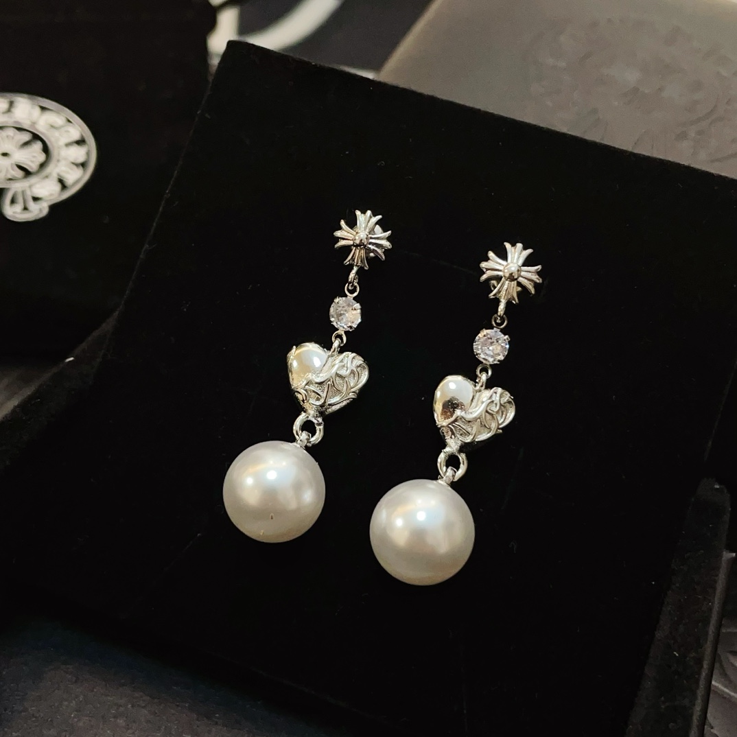 NO:111310,Croxin×Mikimoto Mikimoto cross pearl earrings cleverly combine feminine white pearls with Chrome Hearts iconic cross elements, rock and roll, wildness and gentleness, and avant-garde personality., jewelry boutique, chrome hearts, chrome hearts, chrome hearts19860909克罗心×Mikimoto 御木本联名款十字架珍珠耳坠 巧妙将女性气质的白色珍珠与 Chrome Hearts 标志性十字架元素相融合,摇滚与柔美,野性与温柔和解,个性前卫.,饰品精品,chrome hearts,chrome hearts,Jewelry