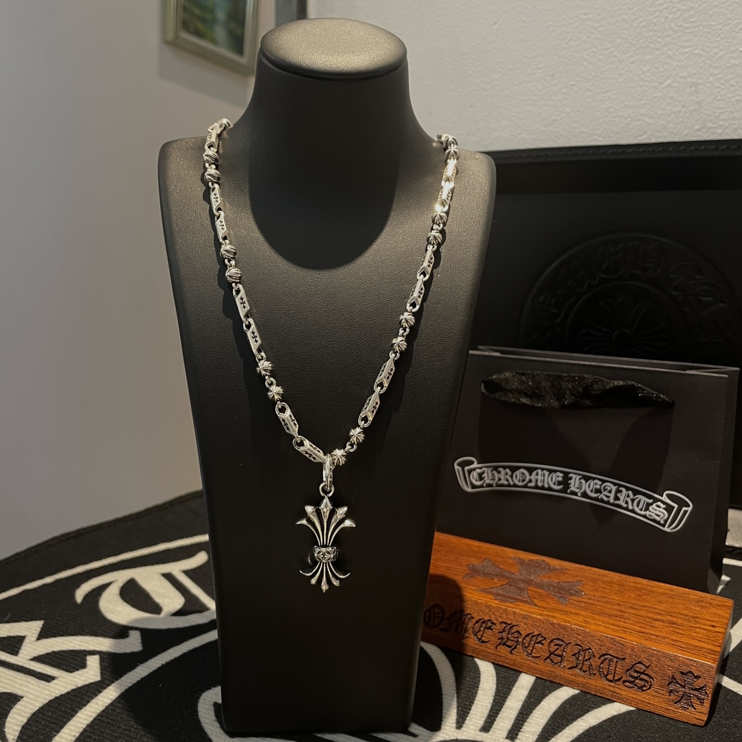 NO:109762,Batch New model [Counter Quality] Chrome Hearts Cross Flower Ball Necklace, Phoenix Tail Flower Pendant, Different Concave and Convex and Convex Design Styles, Showing a unique style. Cross Scout Flower is Croxin's ambition, so it lasts for a long time. Genuine version of Chrome Hearts Croxin, differentiated from the market, benchmarked on the quality of the version, looked at the details of the letter printing, retro, old gray oxygen level. Seiko version!  !  !  Pure handmade ~ Authentic model opening must-have fashion and fashion, both men and women can wear it, same style for couples, original official website, rock punk style silver style, retro elements, trendy and versatile!  , jewelry boutique, chrome hearts, chrome hearts, necklace19860909批 新款【专柜品质】Chrome Hearts克罗心十字架花球项链 凤尾花吊坠 凹凸造型不同的花纹设计风格 呈现出与众不同 十字架 童军花是克罗心的志 所以更经久不衰 正品打版Chrome Hearts克罗心 区别市场普通轻版 对版对标品质 看字印细节 复古做旧灰氧程度.精工版本！！！ 纯手工打造 ～正品开模潮流时尚必备 男女均可佩戴 情侣同款 官网原版 摇滚朋克泰银风格 复古元素 潮流百搭！,饰品精品,chrome hearts,chrome hearts,necklace,Jewelry