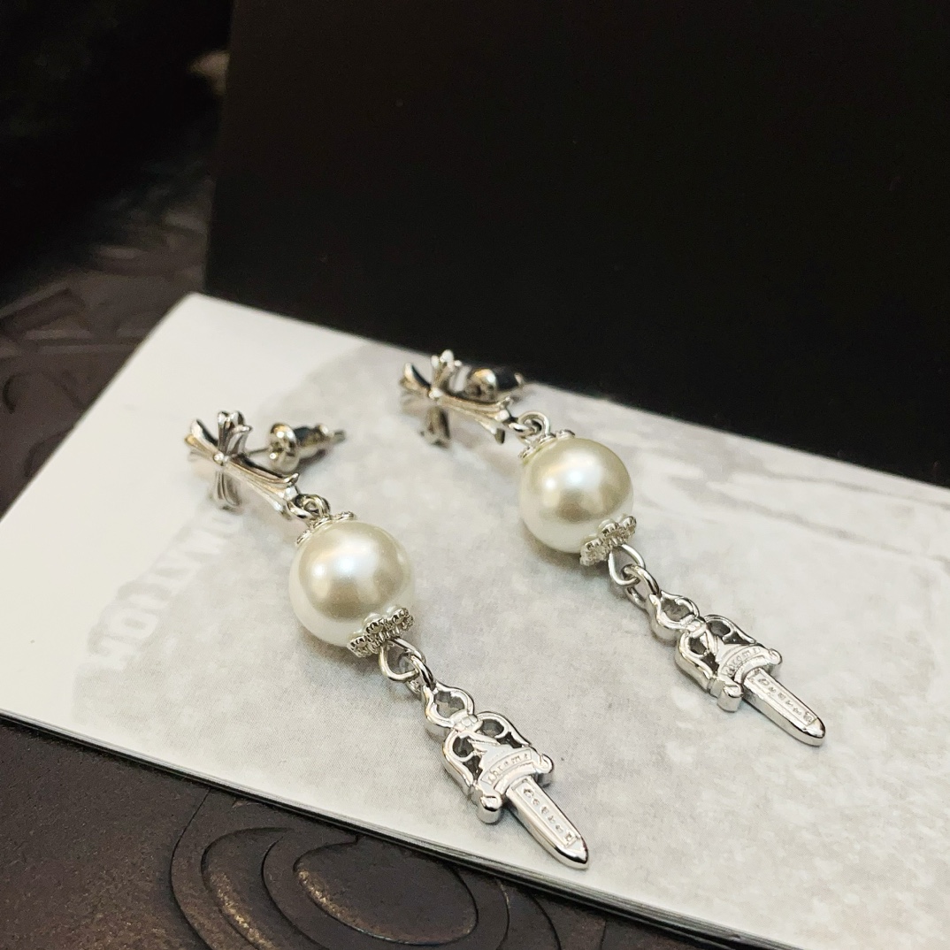 NO:109765,Croxin×Mikimoto Mikimoto cross pearl earrings cleverly combine feminine white pearls with Chrome Hearts iconic cross elements, rock and roll, wildness and gentleness, and avant-garde personality., jewelry boutique, chrome hearts, chrome hearts, chrome hearts19860909克罗心×Mikimoto 御木本联名款十字架珍珠耳坠 巧妙将女性气质的白色珍珠与 Chrome Hearts 标志性十字架元素相融合,摇滚与柔美,野性与温柔和解,个性前卫.,饰品精品,chrome hearts,chrome hearts,Jewelry