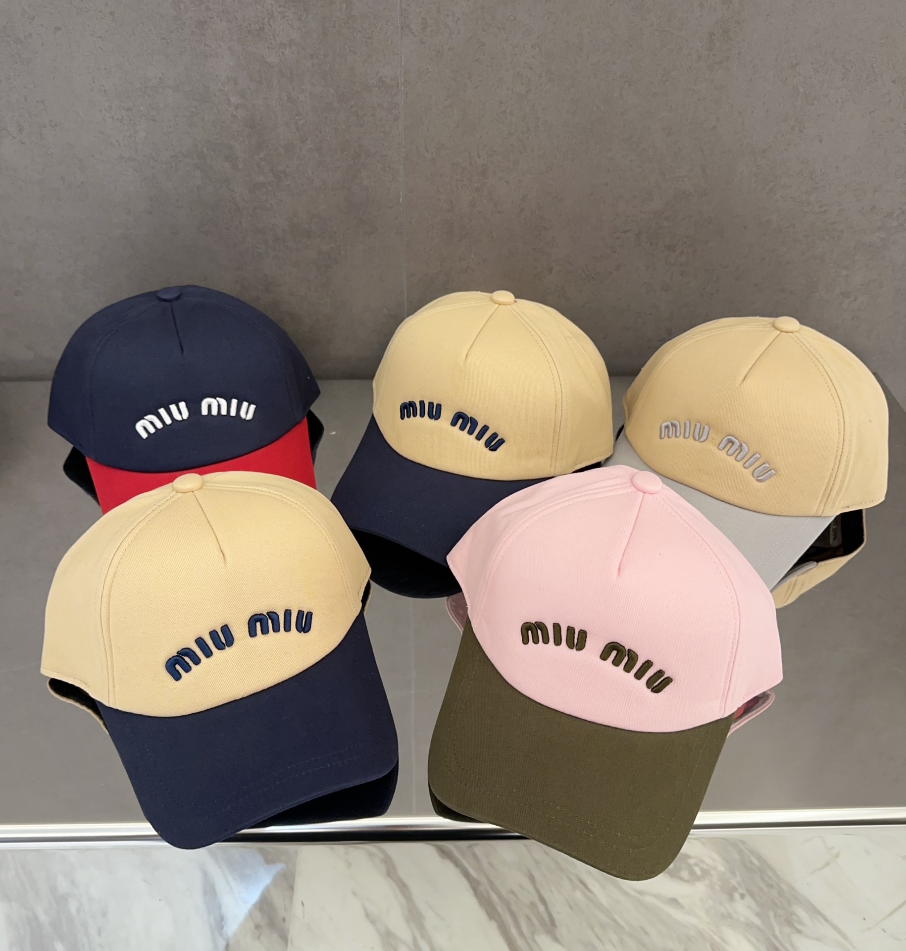 NO:344584,[Miumiu] The new order-based embroidered baseball hat big brand model is very easy to match, so buy it now!  Hat Straw Hat Fisherman Hat Baseball Hat, Hats, Miumiu, espadrilles, hats【Miumiu缪缪】新款订单款刺绣棒球帽大牌款超好搭配,赶紧入手！帽子草帽渔夫帽棒球帽,帽子,miumiu,espadrilles,hats,hat