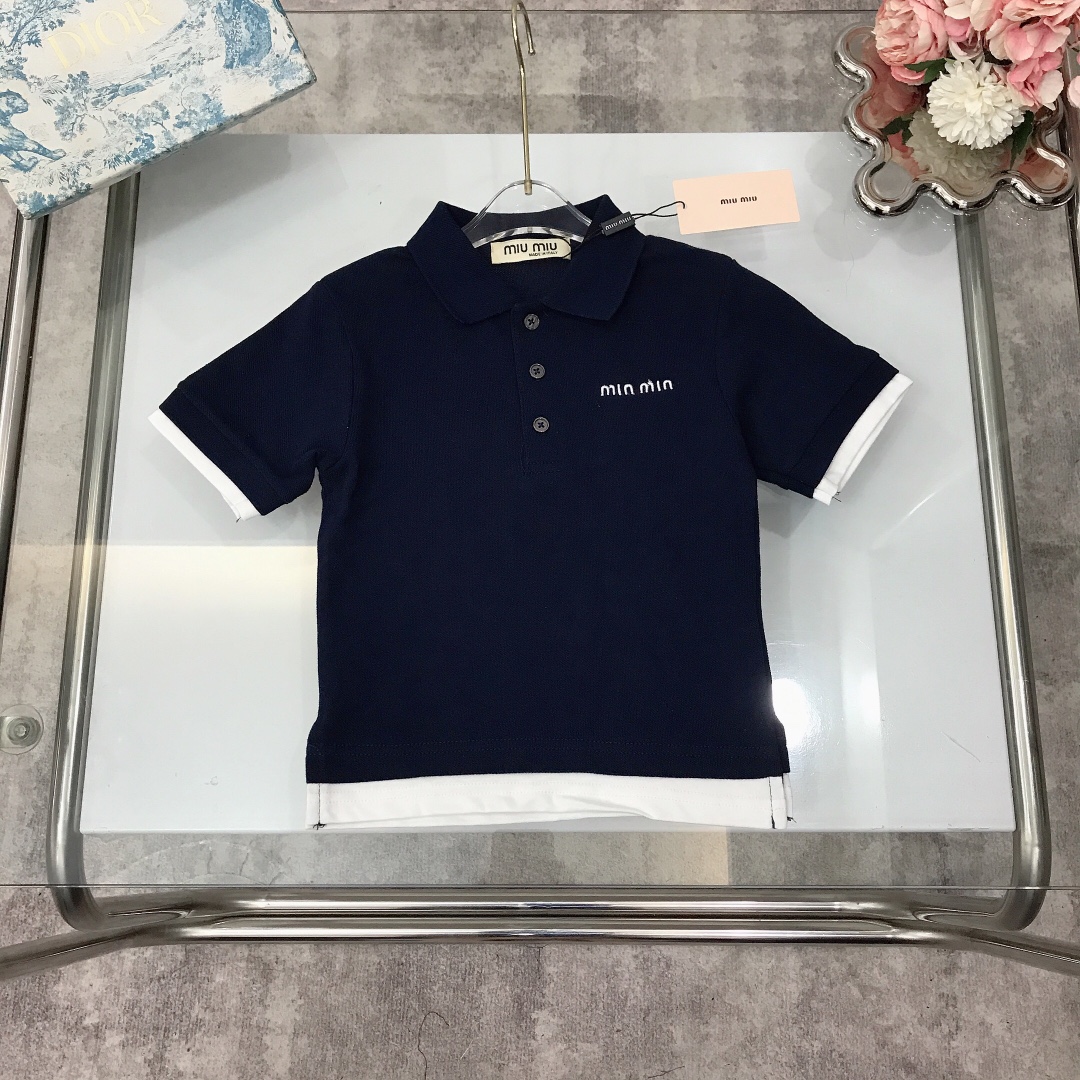NO:211555,【Spot shipment】 MIUMIU fake two-piece lapel Polo shirt short sleeves, comprehensive solid color splicing, fake two-piece short sleeves, full of high-end feeling, exquisite embroidery logo on the chest, made of cotton and linen fabric~ultra-soft and delicate bead floor mesh cotton, full of elasticity, imported high-end custom customized with elastic bead floor cotton fabric, high-end fashionable style, very good upper body effect, color gray, navy blue Size--120-130-140-150 [CM] Requires counter packaging, clothes, miumiu, T-shirt,19860909【现货发】  MIUMIU 假两件翻领Polo衫短袖 全面纯色系拼接假两件短袖 高级感十足 胸前精致刺绣logo 棉麻面料打造～超柔软细腻珠地网眼棉质 弹性十足 采用进口高端定制定制附有弹性珠地棉面料裁制 高级时髦款 上身效果非常好 颜色灰色 藏蓝色 尺码--120-130-140-150【CM】 需要专柜包装元,衣服,miumiu,T-shirt,,Children's
