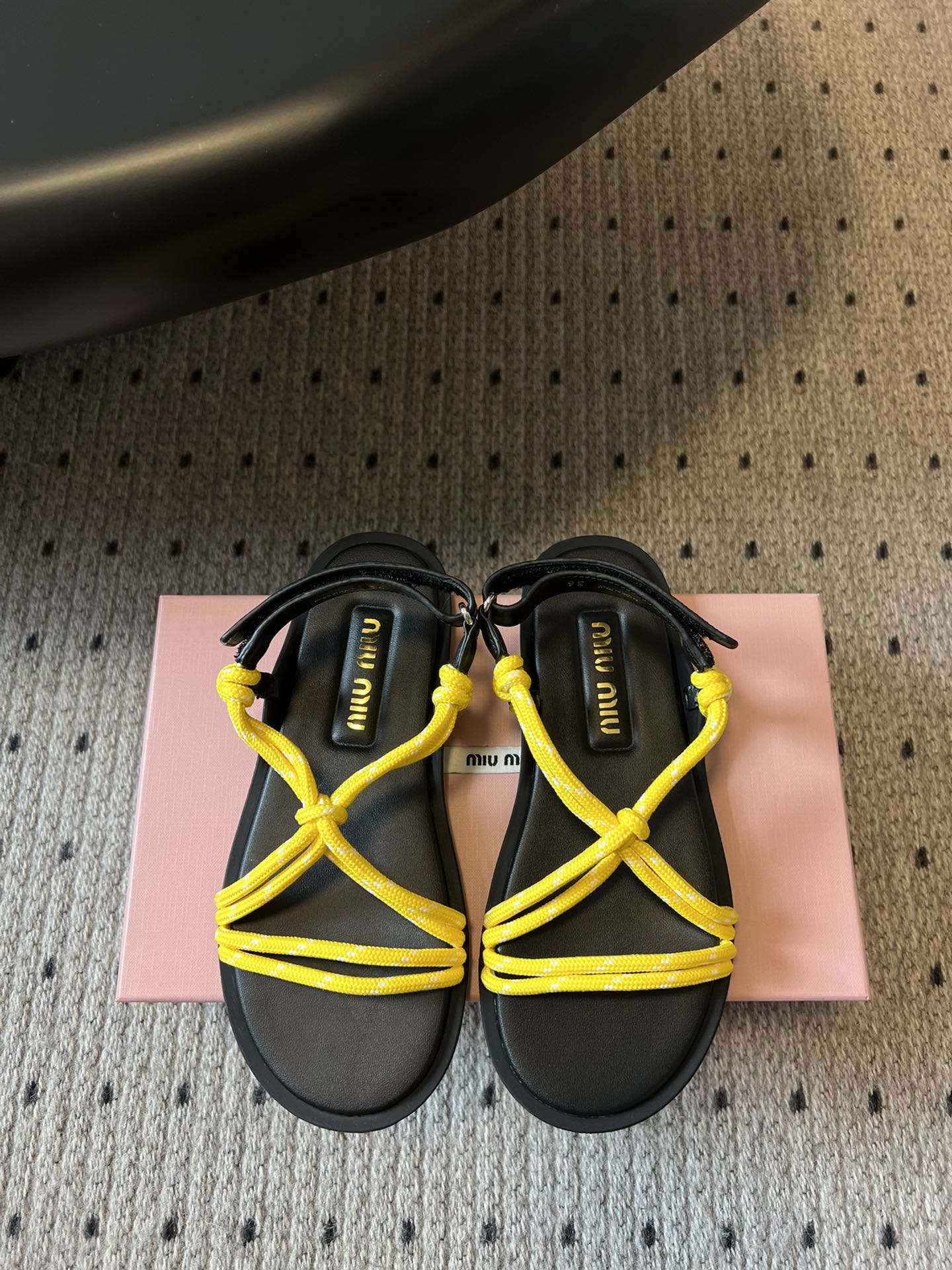 NO:388862,Purchase-based Miu Miu 25ss simple knot sandals. Don’t look simple. Each craft is very complicated. The very popular Maillard color flat shoes, electric embroidery design, unique style, simple and fashionable. With the rope, you can be said to be full of fashion!  Material original custom cowhide inner sheepskin sole original molded sole Size#35-40 (40 custom made without return or exchange), sandals, miumiu, sandals, flats, cowhide, sheepskin19860909代购级 Miu Miu 25ss简约绳结凉鞋 别看简单 工艺每个都很复杂 非常留行的美拉德配色平底鞋,电绣工艺设计、独特风格,简约又时髦 配上脚绳可谓时尚感拉满！ 材质原版定制牛皮 内里羊皮 鞋底原版开模大底 Size#35-40（40定做不退换）,凉鞋,miumiu,sandals,flats,cowhide,sheepskin,Women's Shoes