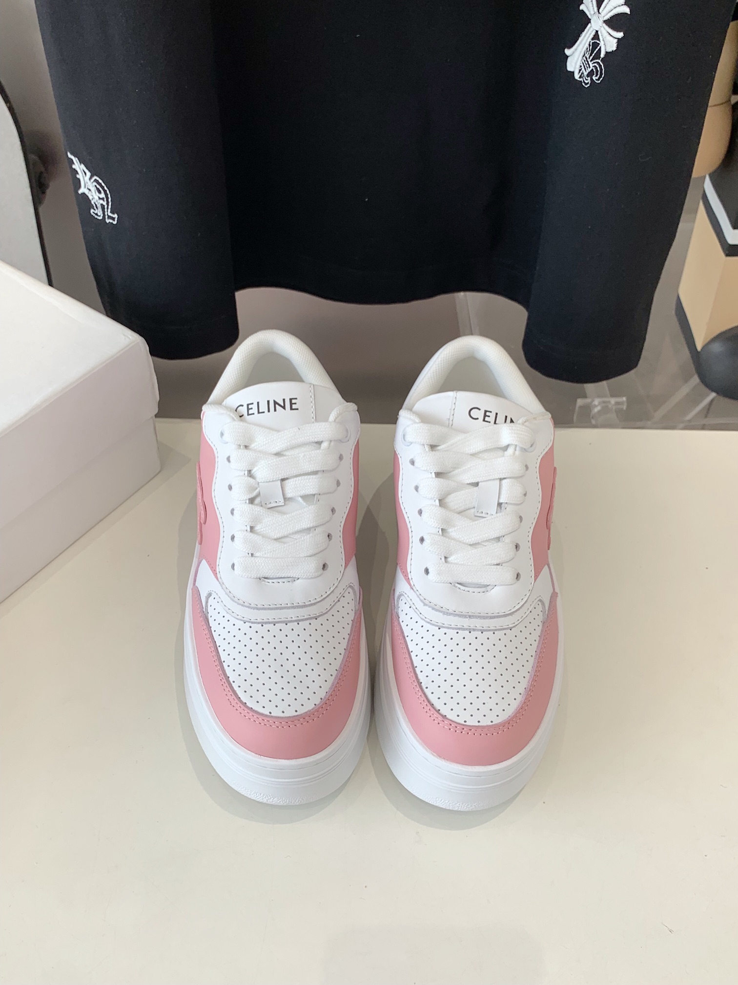 NO:240263,Thin and Thick Celine (CELINE) Spring and Summer New BLOCK TRIOMPHE Arc de Triomphe sneakers series new upper adopts original custom-made top-layer cowhide shoe body with brand elements embossed pattern, the toe punched design is comfortable and breathable, a classic versatile sneaker worth having Fabric top-layer cowhide inner breathable net Size35-41 (Note 41 Custom made without return), casual shoes/sports shoes, celine, celine, sneakers, cowhide19860909薄厚赛琳（CELINE）春夏新款BLOCK TRIOMPHE凯旋门运动鞋系列上新鞋面采用原版定制头层牛皮鞋身带有品牌元素压花图案,鞋头冲孔设计穿着舒适透气一款经典百搭运动鞋值得拥有 面料头层牛皮 内里透气网里 Size35-41(注41订做不退换),休闲鞋/运动鞋,celine,celine,sneakers,cowhide,Women's Shoes