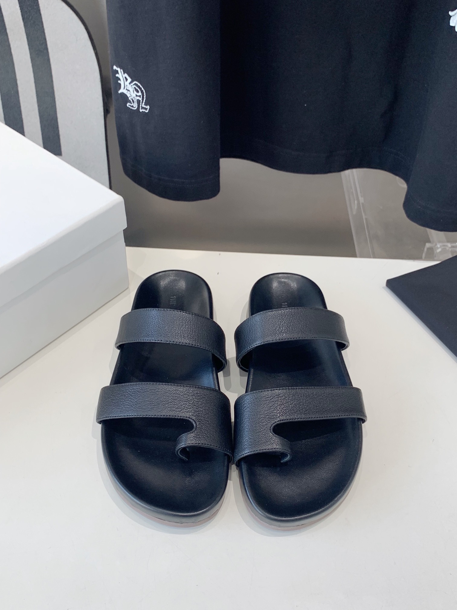 NO:240259,Purchase grade The row 25ss Spring and summer new simple wrinkle face simple flat sole foot-clip slippers!  Therow's usual minimalist style, clean and neat layout design, no decoration, only the design is the highlight, highlighting temperament and personality!  The upper is made of imported soft cowhide, soft, comfortable and soft!  Original rubber outsole combination with high-end texture!  Size#35-40 (40 custom made without return or exchange), split-toe shoes, slippers, cowhide19860909代购级 The row 25ss 春夏新款简易皱面简易平底 夹脚拖鞋！ Therow一贯的极简风格 干净利落的版面设计 没有任何装饰 仅以设计为亮点 凸显气质和彰显个性！ 鞋面采用进口绵软牛皮 柔软舒适柔软！原版橡胶大底组合 高档质感！ Size#35-40（40定做不退换）,分趾鞋,slippers,cowhide,Women's Shoes