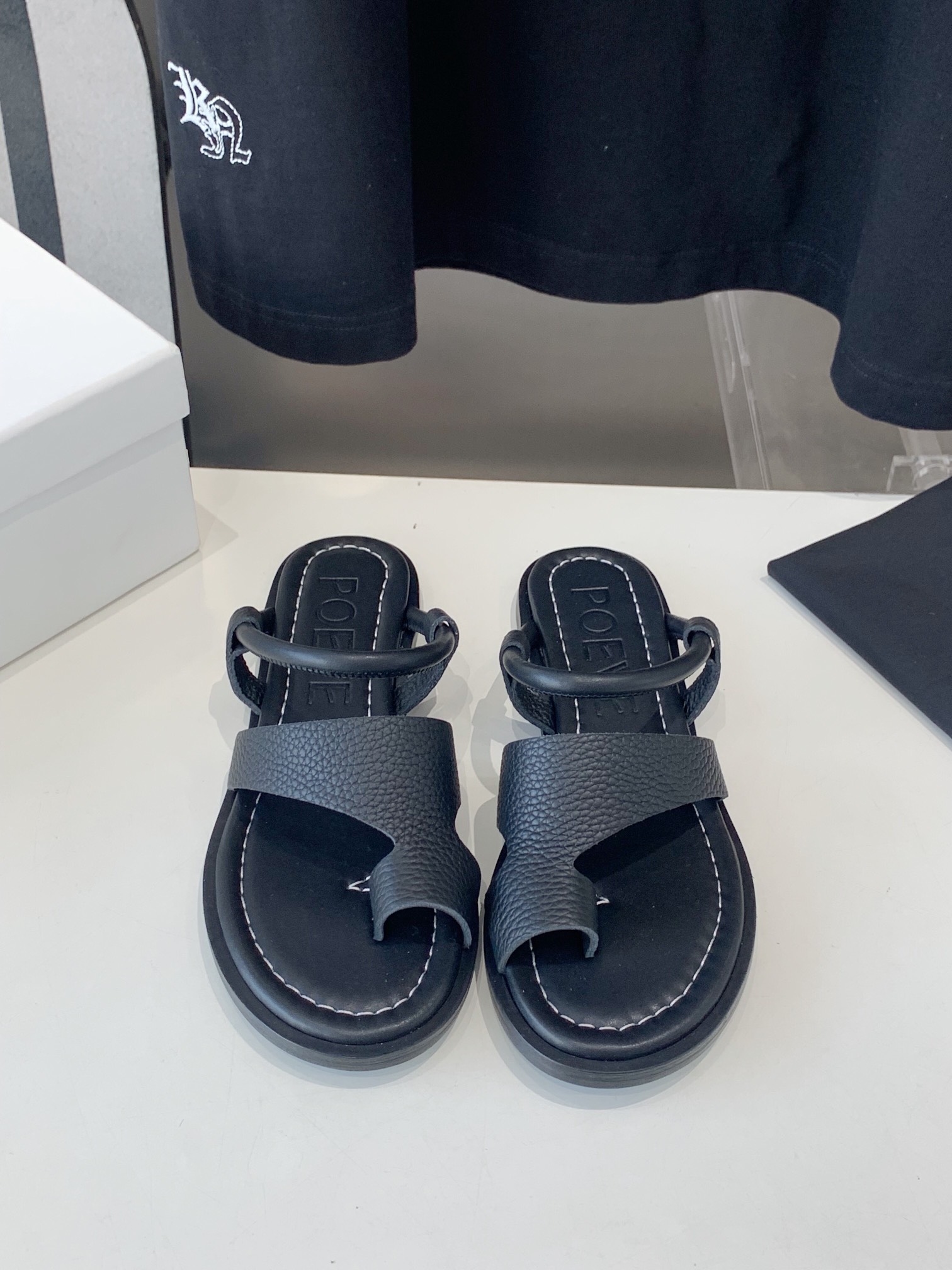 NO:240261,Purchasing grade Poeve 25ss Spring and summer new simple wrinkle and simple flat sole foot-clip slippers!  Therow's usual minimalist style, clean and neat layout design, no decoration, only the design is the highlight, highlighting temperament and personality!  The upper is made of imported soft cowhide, soft, comfortable and soft!  Original rubber outsole combination with high-end texture!  Size#35-40 (40 custom made without return or exchange), split-toe shoes, slippers, cowhide19860909代购级 Poeve 25ss 春夏新款简易皱面简易平底 夹脚拖鞋！ Therow一贯的极简风格 干净利落的版面设计 没有任何装饰 仅以设计为亮点 凸显气质和彰显个性！ 鞋面采用进口绵软牛皮 柔软舒适柔软！原版橡胶大底组合 高档质感！ Size#35-40（40定做不退换）,分趾鞋,slippers,cowhide,Women's Shoes