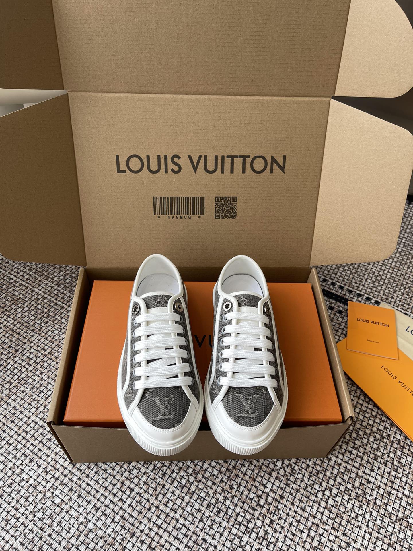 NO:266180,LV Lagoon Sneaker 25 Spring and Summer New Denim Canvas Shoes Spring and Summer Limited Canvas Really Can anyone refuse such cute shoes? Denim fabric is really suitable for summer. The colors are refreshing and thin. It is much more comfortable than the trainer series. It is very suitable for spring and summer. It is popular for new shoes when it is launched. Lagoon Sneaker is made of Monogram denim, showing a classic style, exuding a light retro atmosphere and exquisite details, embellished with Louis Vuitton standard natural leather decoration and gold engraving logo perforation, and is equipped with Monogram floral pattern. The design is more perfect. It is really easy to wear and look good. It looks good with all styles. Size 35-40, casual shoes/sports shoes, louis vuitton, louis vuitton, sneakers19860909LV Lagoon Sneaker 25春夏新款 丹宁牛仔帆布鞋 春夏限定 真的有人可以拒绝这么可爱的鞋子吗 牛仔面料真的太适合夏天了颜色清爽又很轻薄 比trainer系列舒适太多 非常适合春夏的样子 上市就热销爆卖新鞋款 Lagoon Sneaker 采用Monogram牛仔布制作,展现经典风格,散发淡淡的复古气息精致的细节,缀有路易威登标准的天然皮革装饰及金色鐫刻标志穿孔 并配有Monogram花卉图案 设计更完美 真的好穿又好看 搭配各种风格都好看 码数35-40,休闲鞋/运动鞋,louis vuitton,louis vuitton,sneakers,Women's Shoes