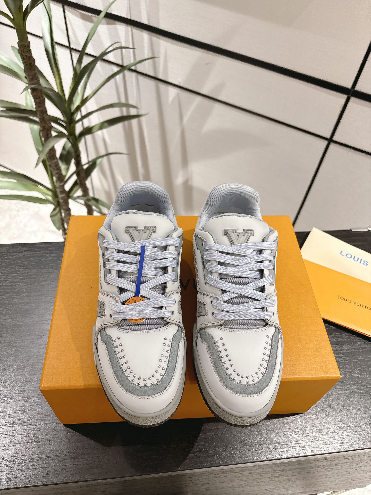 NO:402243,Couple model 2025 latest LV Trainer series latest sneakers. The whole pair of shoes is purchased and developed and created by Zp, all customized materials, exclusive mold opening sole, all details are shipped together, and even the packaging is the same as the genuine one. Size: 35-45, casual shoes/sports shoes, louis vuitton, sneakers19860909情侣款 2025最新款LV Trainer 系列最新运动鞋 整双鞋子采购Zp开发打造,全部定制材料,独家开模大底,细节全部对版出货,连包装也做到跟正品一样.码数:35-45,休闲鞋/运动鞋,louis vuitton,sneakers,Women's Shoes