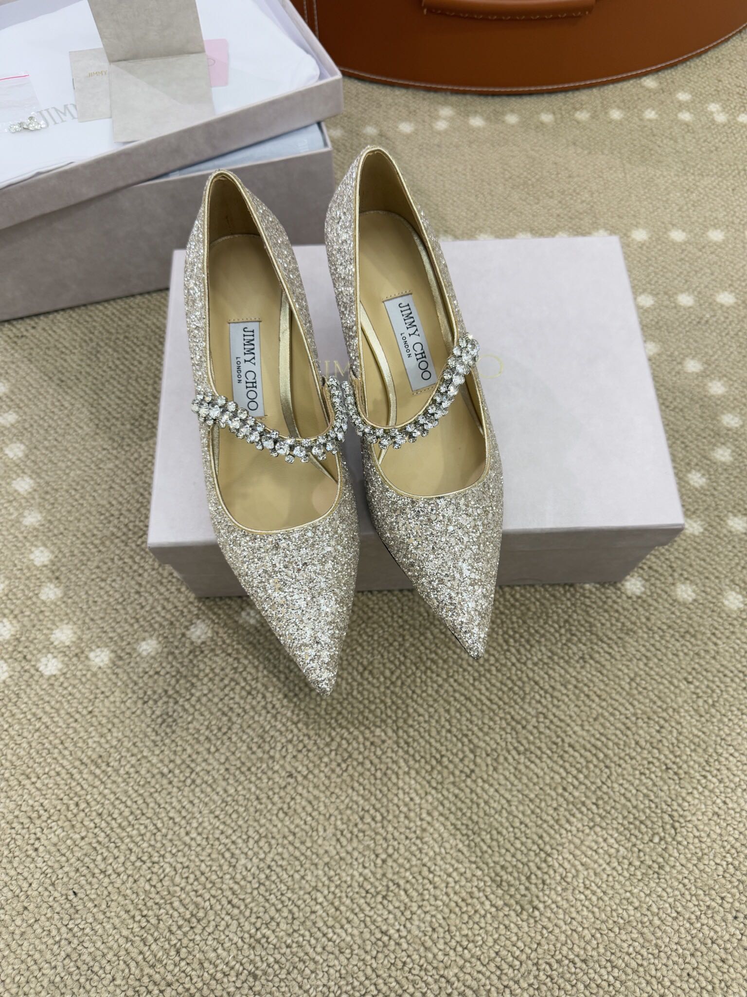 NO:706608,Jimmy Choo 25 new diamond chain pointed-toe high-heeled shoes BlingBling Swarovski crystal diamond chain. The upper is made of imported Gretel, the lining and feet are all imported crystal sheepskin, and the back cover is also made of the same sheepskin as the original!  Original molded heel, Italian leather outsole!  Heel height 7.5cm, size 34/35/36/37/38/39/40 (set at 34.40.), semi-drag high heels, jimmy choo, swarovski, high heels, sheepskin, Leather soles19860909Jimmy Choo25新款钻链尖头高跟鞋 BlingBling施华洛世奇水晶钻链 鞋面采用进口格丽特,内里垫脚均进口水晶羊皮,后套里也跟原版一样用的绵羊皮！ 原版开模鞋跟,意大利真皮大底！ 跟高7.5cm 码数34/35/36/37/38/39/40（34.40.定）,半拖高跟鞋,jimmy choo,swarovski,high heels,sheepskin,Leather soles,Women's Shoes