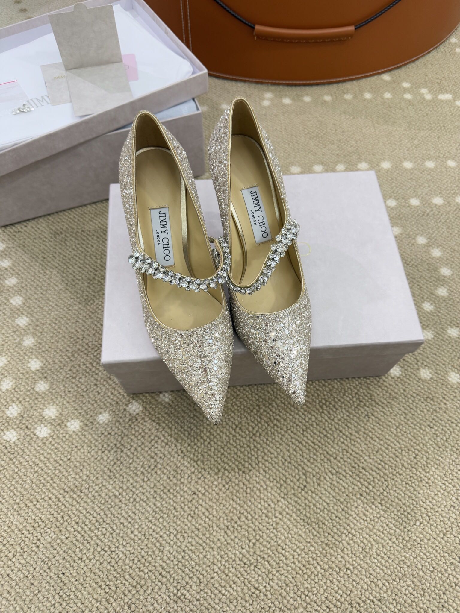 NO:706610,Jimmy Choo 25 new diamond chain pointed-toe high-heeled shoes BlingBling Swarovski crystal diamond chain. The upper is made of imported Gretel, the lining and feet are all imported crystal sheepskin, and the back cover is also made of the same sheepskin as the original!  Original molded heel, Italian leather outsole!  Heel height 9.5cm, size 34/35/36/37/38/39/40 (set at 34.40.), semi-drag high heels, jimmy choo, swarovski, high heels, sheepskin, Leather soles19860909Jimmy Choo25新款钻链尖头高跟鞋 BlingBling施华洛世奇水晶钻链 鞋面采用进口格丽特,内里垫脚均进口水晶羊皮,后套里也跟原版一样用的绵羊皮！ 原版开模鞋跟,意大利真皮大底！ 跟高9.5cm 码数34/35/36/37/38/39/40（34.40.定）,半拖高跟鞋,jimmy choo,swarovski,high heels,sheepskin,Leather soles,Women's Shoes