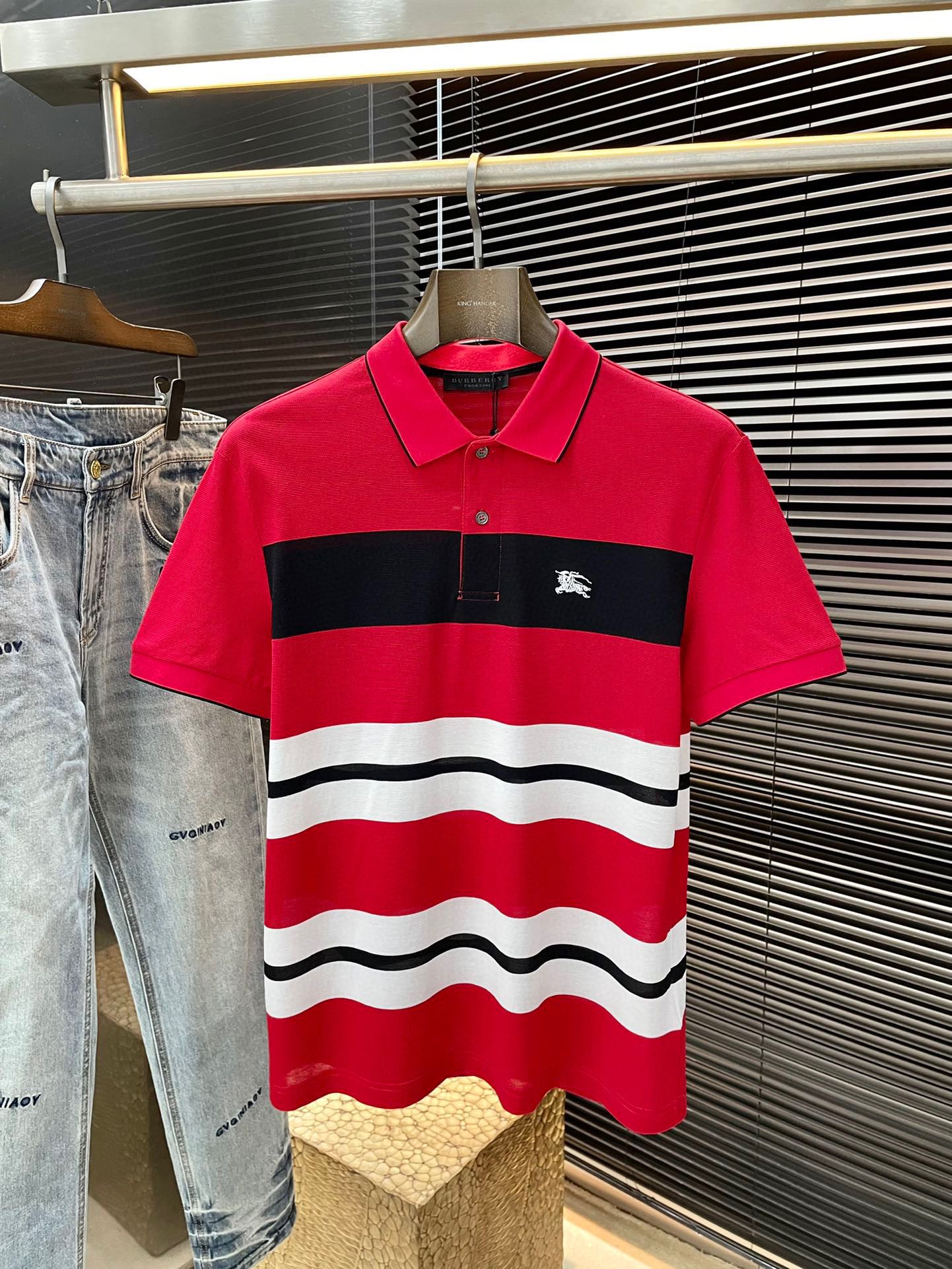 NO:136812,Burberry- (Burberry) has the latest POLO short-sleeved spring and summer POLO short-sleeved fabric, which is resistant to washing and not easy to fade. It has soft touch and soft and comfortable ingredients. Classic design style. Special customization. Simple cutting and splicing reflects the extraordinary craftsmanship of workers and is full of high-end fashion!  The style is quite good and casual and versatile. Size M-3XL, burberry, burberry, T-shirt, alexander wang19860909Burberry-（巴宝莉）年春夏最新款POLO短袖,采用最新珠地面料,耐水洗不易掉色,手感柔软、成分柔软舒适 经典设计风格 特殊定制 简单的裁剪方式拼接,体现出工人不凡的工艺,高端时尚感十足！版型相当赞休闲百搭款.尺码M-3XL,,burberry,burberry,T-shirt,alexander wang,Men's clothing