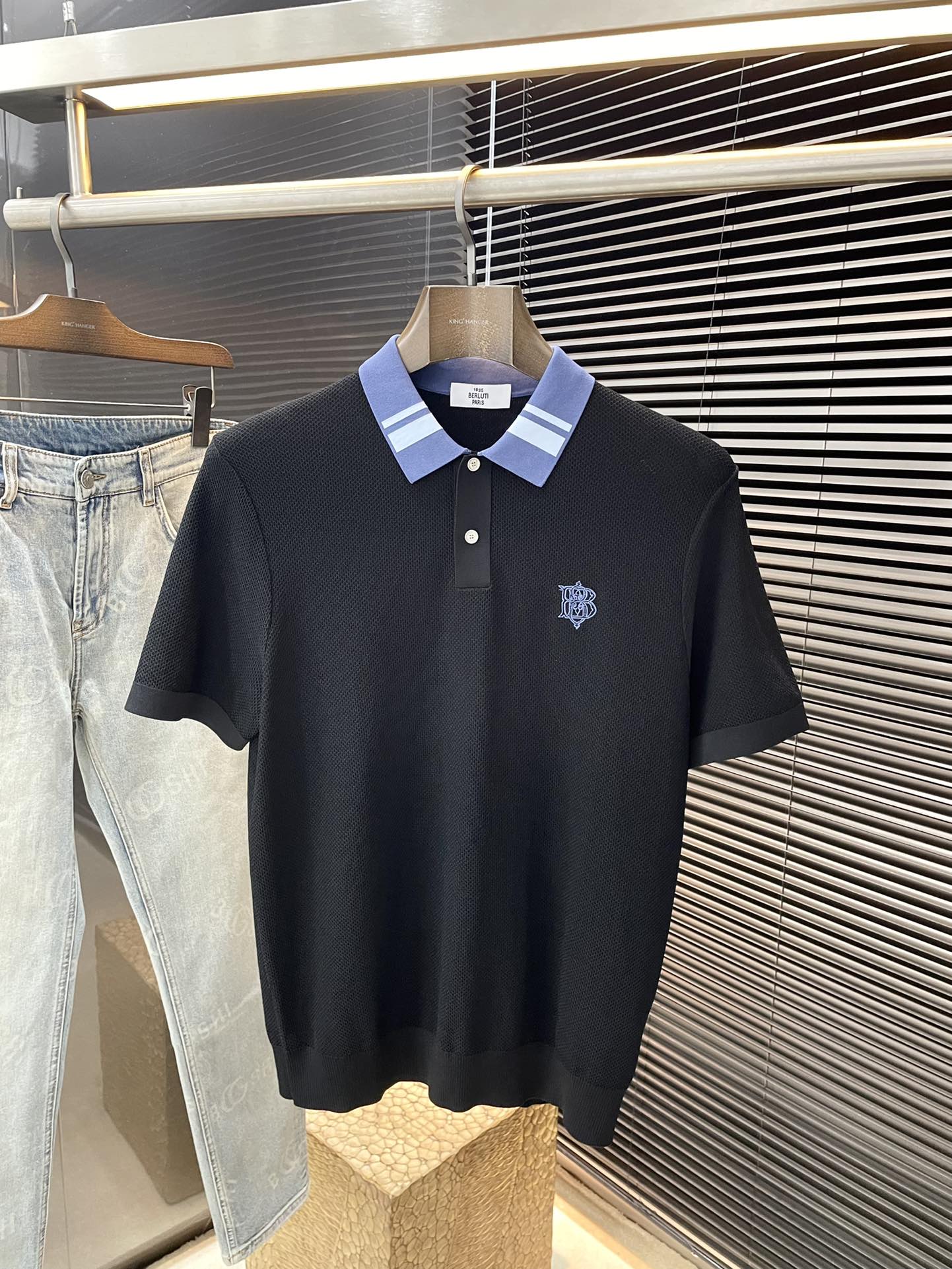 NO:136815,BERLUTI's latest spring and summer POLO short sleeves are made of the latest Yilit fabric. They are soft in touch and soft in composition. Classic design style. Special customization. Simple cutting and splicing reflects the extraordinary craftsmanship of workers and are full of high-end and fashionable!  The style is quite good and casual and versatile. Size M-3XL, T-shirt, alexander wang19860909BERLUTI（布鲁提）春夏最新款POLO短袖,采用最新伊力特面料 手感柔软、成分柔软舒适 经典设计风格 特殊定制 简单的裁剪方式拼接,体现出工人不凡的工艺,高端时尚感十足！版型相当赞休闲百搭款.尺码M-3XL,,T-shirt,alexander wang,Men's clothing